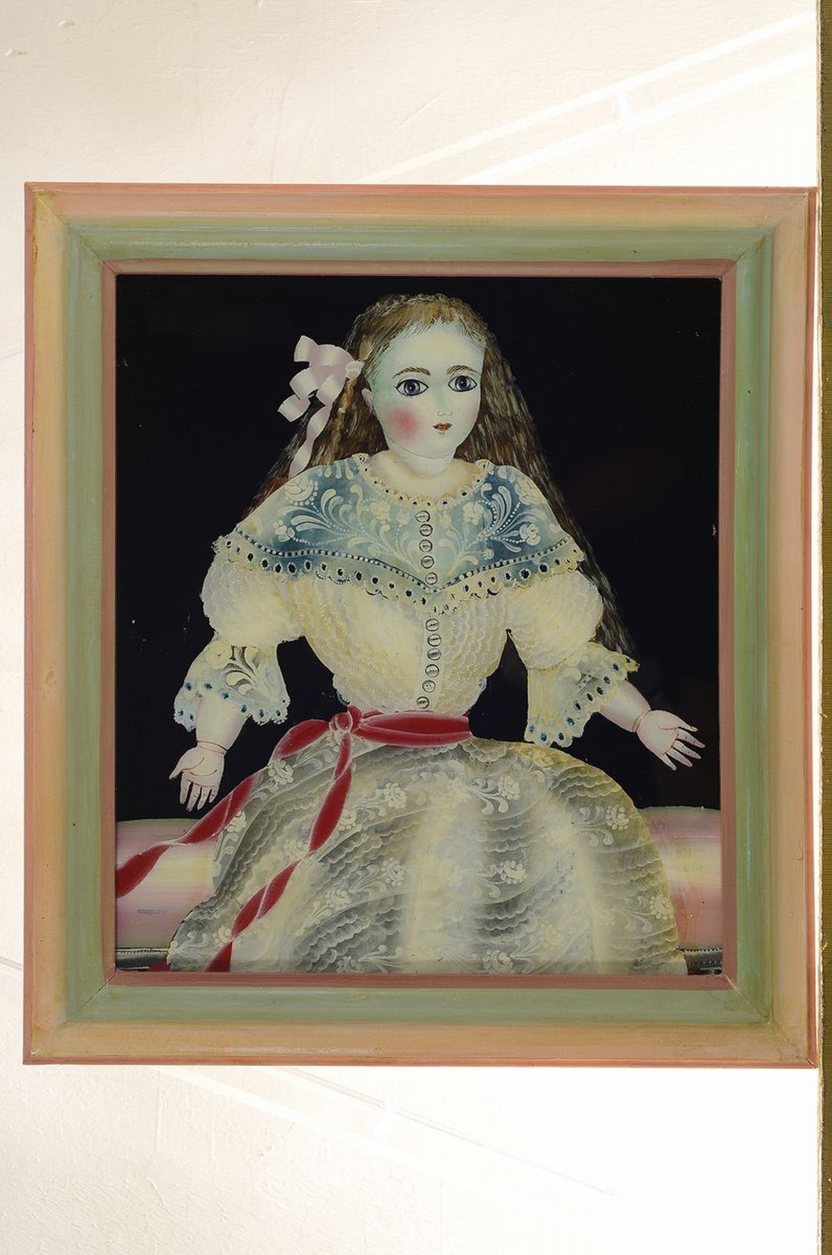 Detail k: Suzy Bartolini, geb. 1930, zwei Hinterglasmalereien mit Puppendarstellungen, rückseitig signiert und z.T. bezeichnet, ca. 38 x 33 cm, Rahmen ca. ...