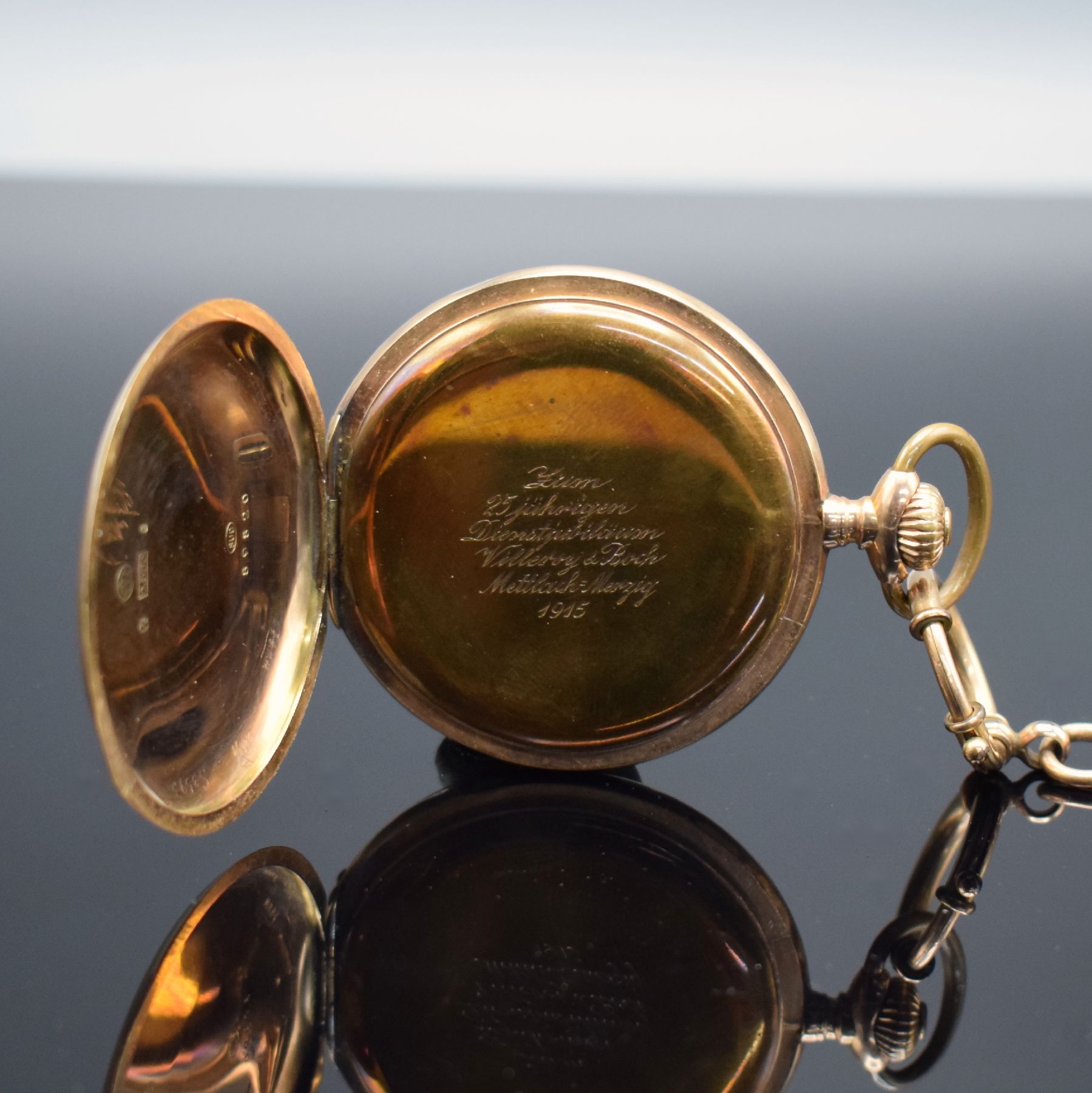 Detail d: UNION HORLOGERE Savonette in RG 585/000, Schweiz um 1915, 2-Deckel Goldgeh. dell., Sprungdeckel m. Monogramm, Metallcuvette mit Widmung, ...