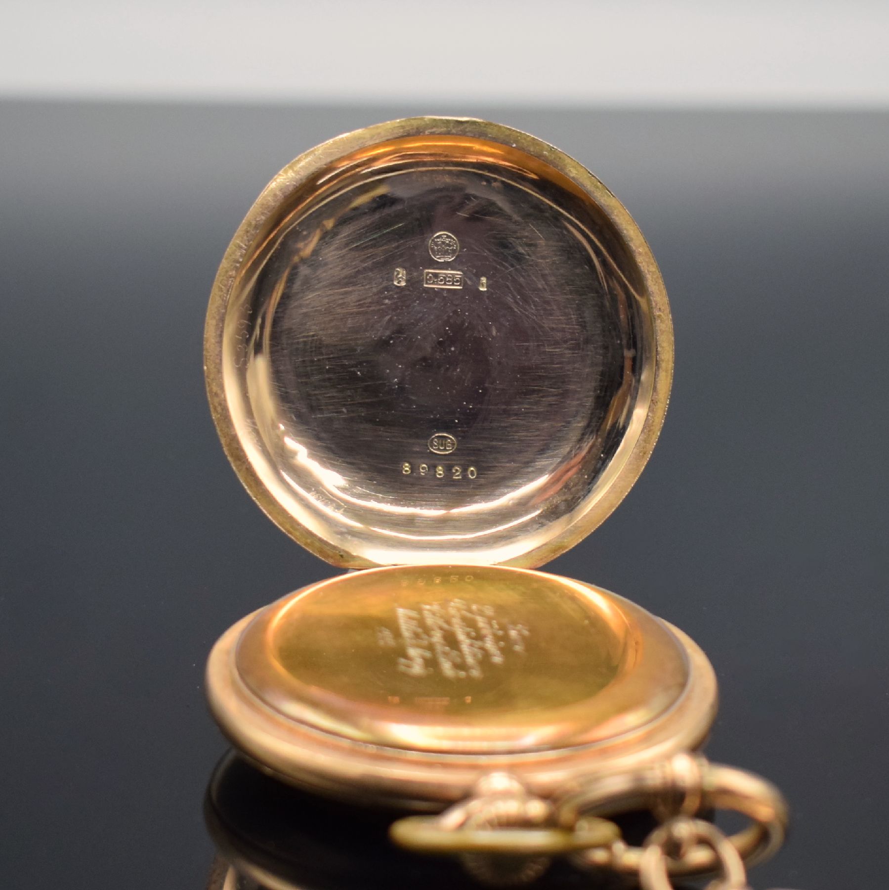Detail e: UNION HORLOGERE Savonette in RG 585/000, Schweiz um 1915, 2-Deckel Goldgeh. dell., Sprungdeckel m. Monogramm, Metallcuvette mit Widmung, ...
