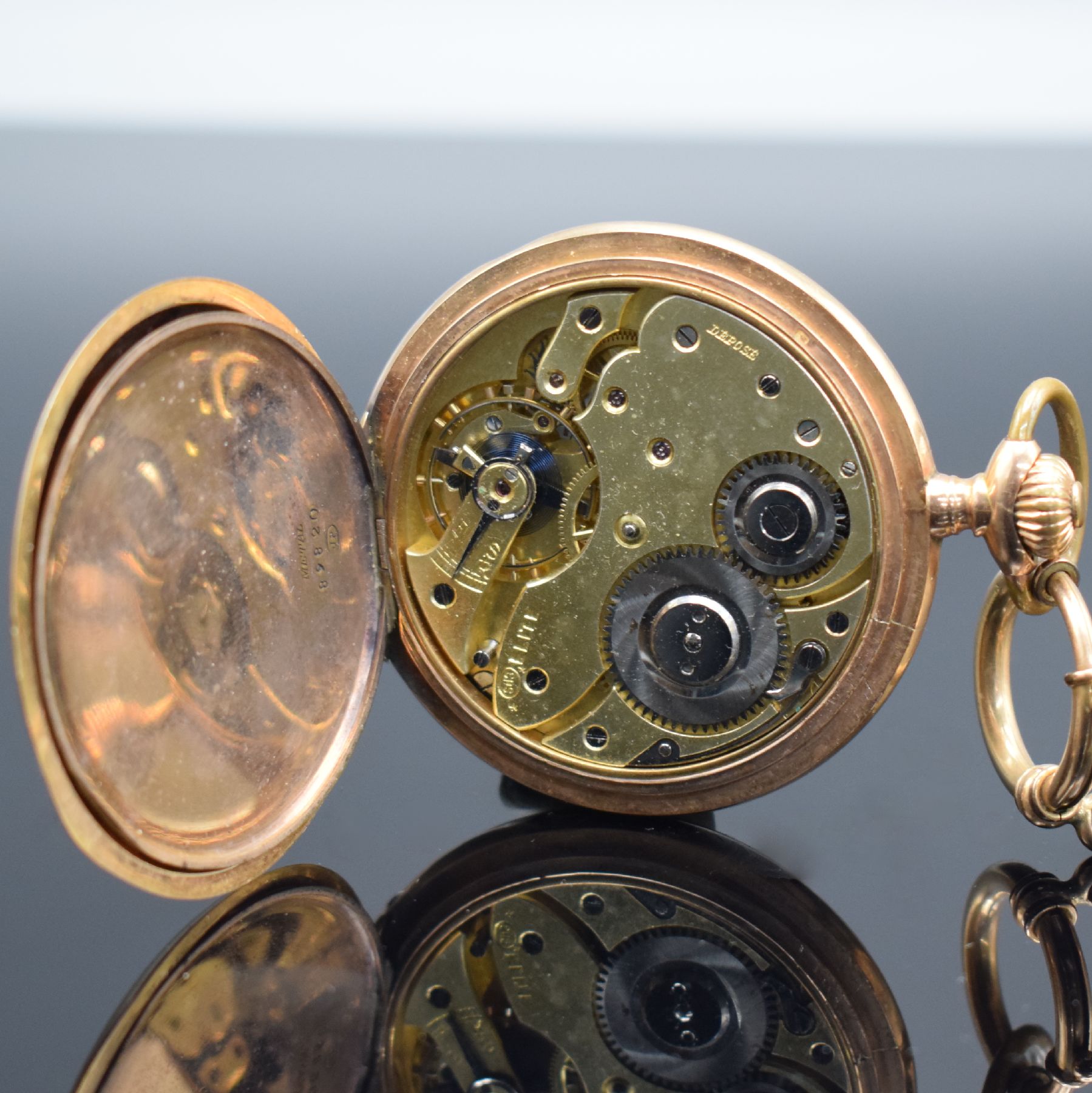 Detail f: UNION HORLOGERE Savonette in RG 585/000, Schweiz um 1915, 2-Deckel Goldgeh. dell., Sprungdeckel m. Monogramm, Metallcuvette mit Widmung, ...