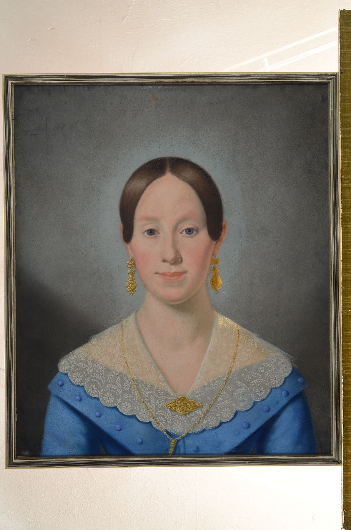 Detail a: Unbekannter Maler des Biedermeier, deutsch, um 1860, Paar Porträts von Mann und Frau, Pastell auf Papier, je ca.55x46cm, u.Gl., schmaler Alurahmen
