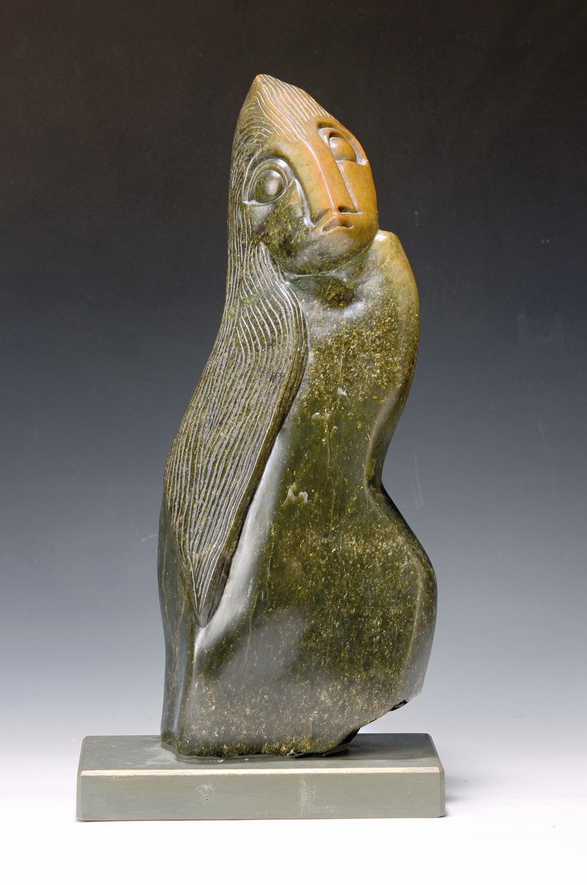 Gram Mupfudzapake, Inuit Kunst, Skulptur, 2. Hälfte 20. Jh., Speckstein bräunlich grün verlaufend, beschnitzt, Figur mit langem Haar, rückseitig ...