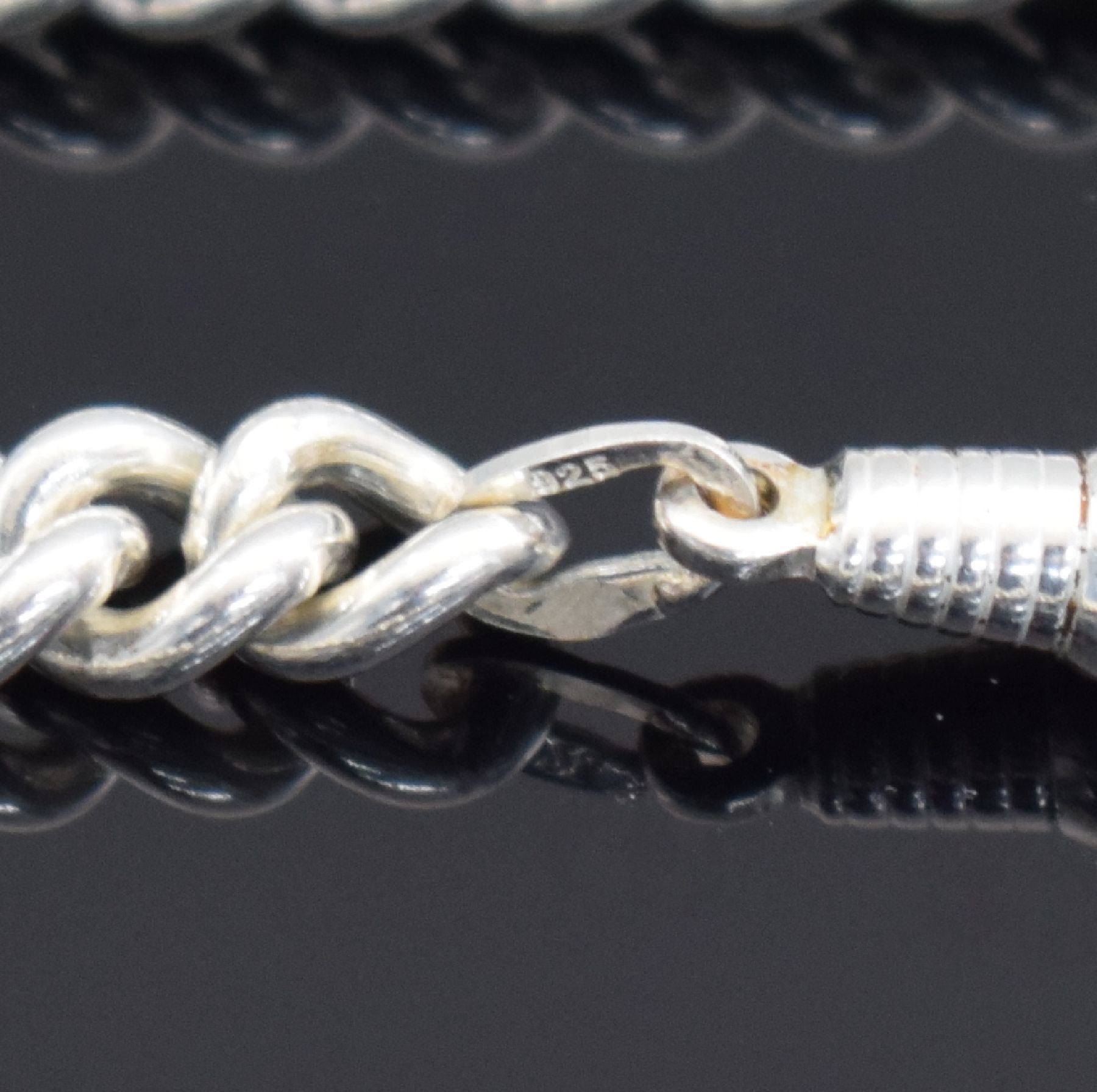 Detail a: 2 Taschenuhrketten in Sterlingsilber, Panzerketten ohne Verlauf, mit Federring & Karabiner, L. jeweils ca. 30 cm, Gew. ca. 78g, EZ 1-2