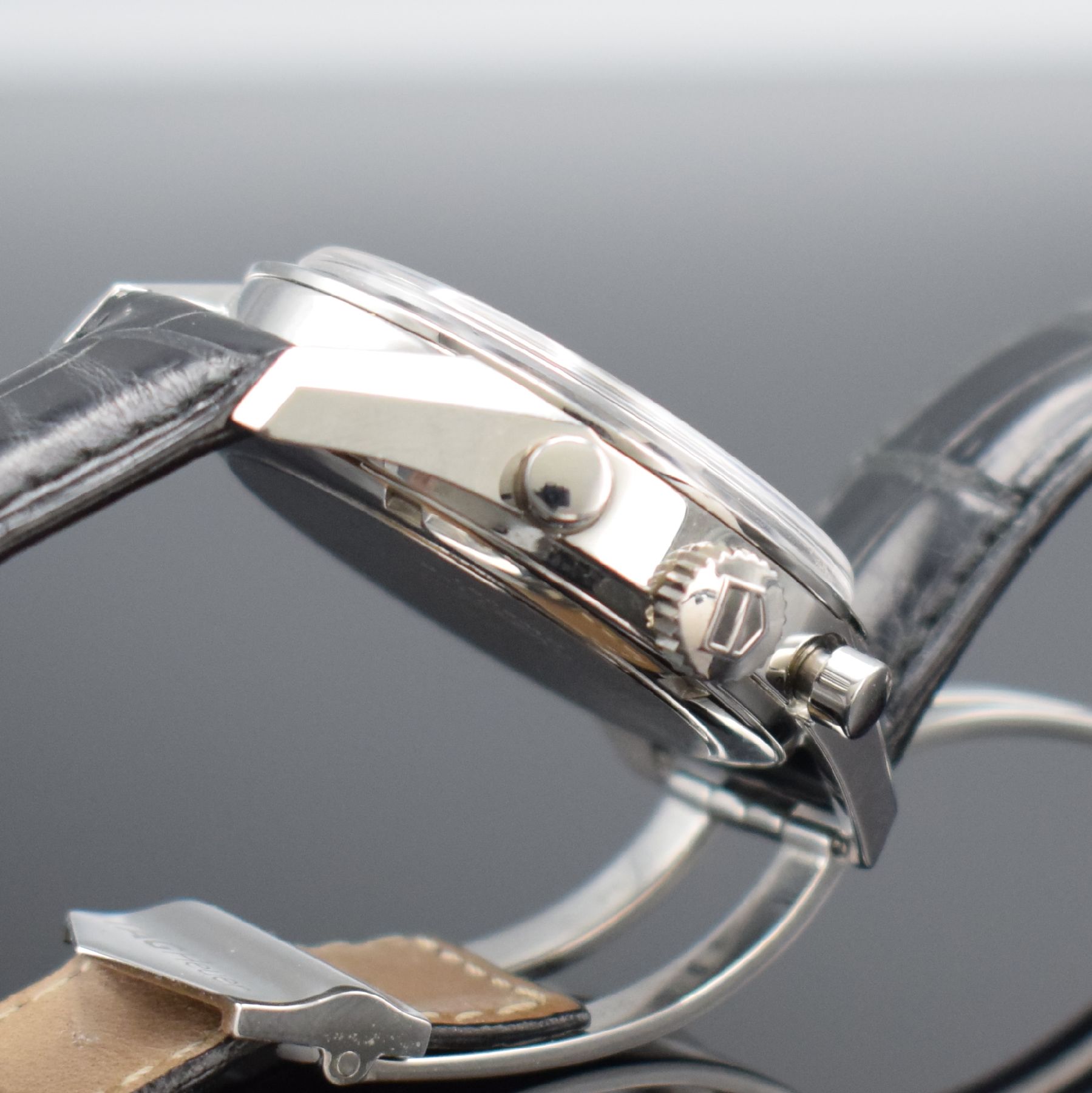 Detail c: TAG HEUER Armbandchronograph Carrera Referenz CV2111-0, Automatik, Edelstahlgeh. inkl. orig. Lederband m. orig. Faltschl., Boden verschr., schwarzes ...