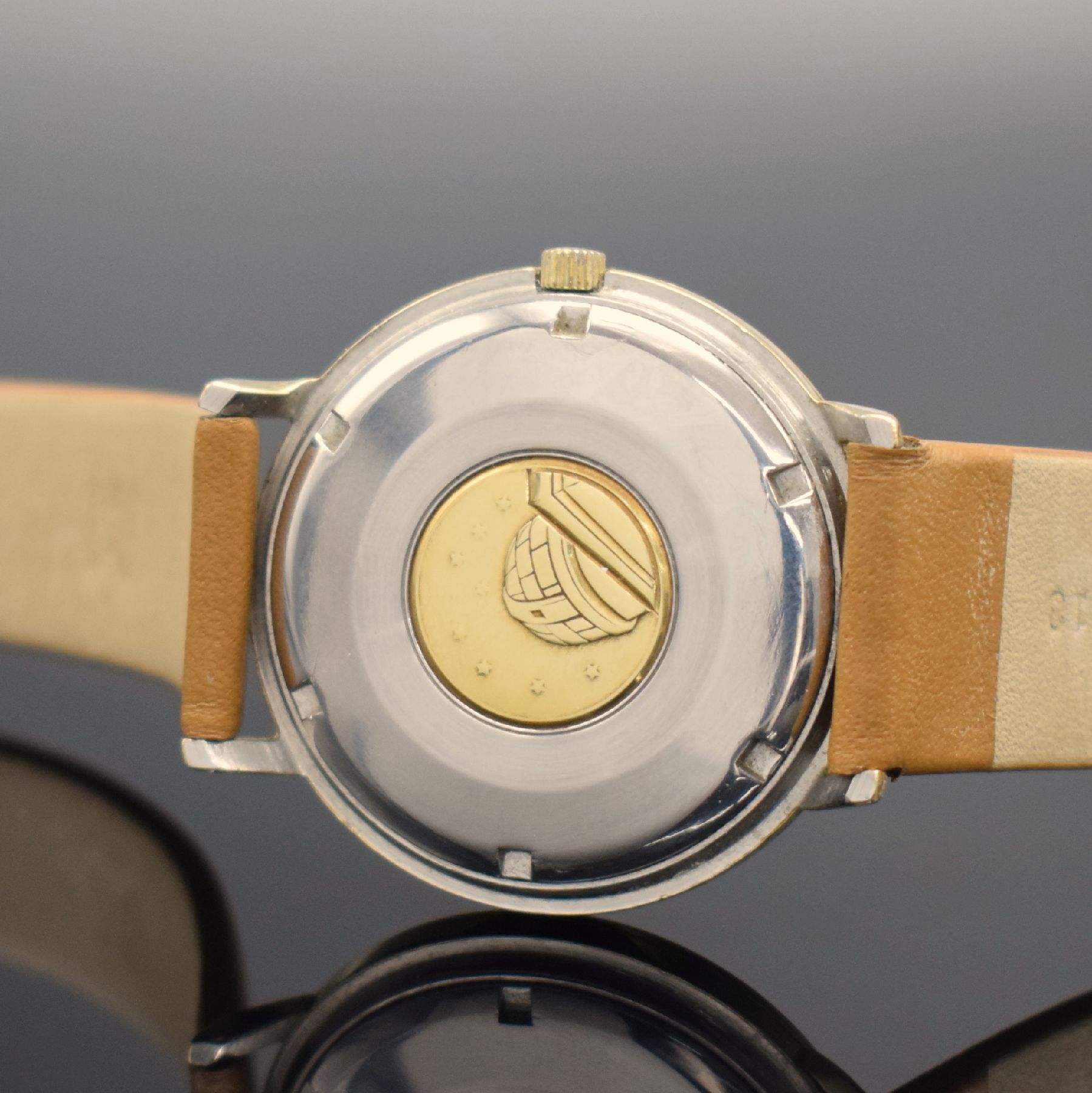 Detail d: OMEGA Herrenarmbanduhr Constellation Chronometer Referenz CD 168.004, Automatik, Schweiz um 1967, Edelstahlgeh. m. Goldhaube, Boden m. Darst. ...