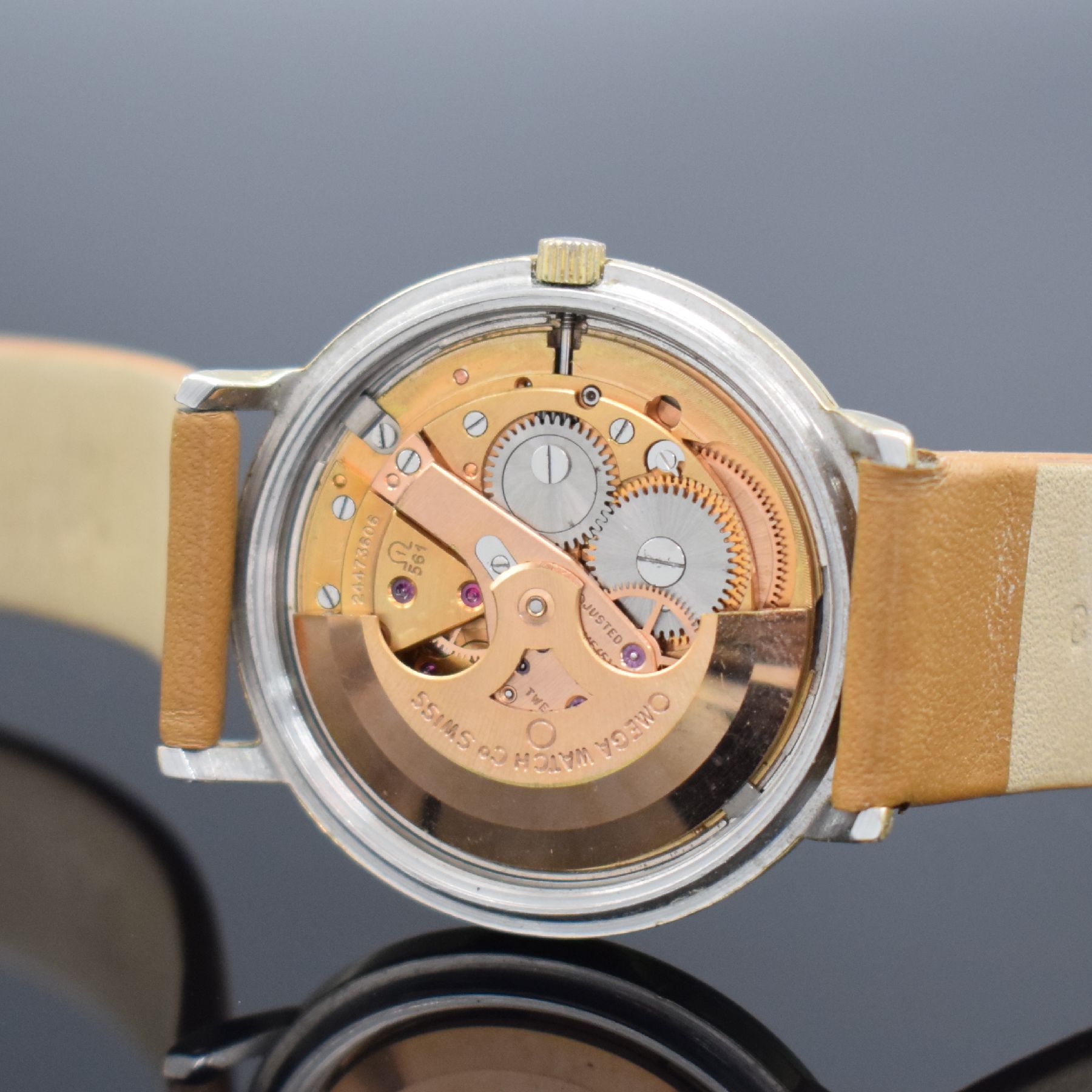 Detail e: OMEGA Herrenarmbanduhr Constellation Chronometer Referenz CD 168.004, Automatik, Schweiz um 1967, Edelstahlgeh. m. Goldhaube, Boden m. Darst. ...