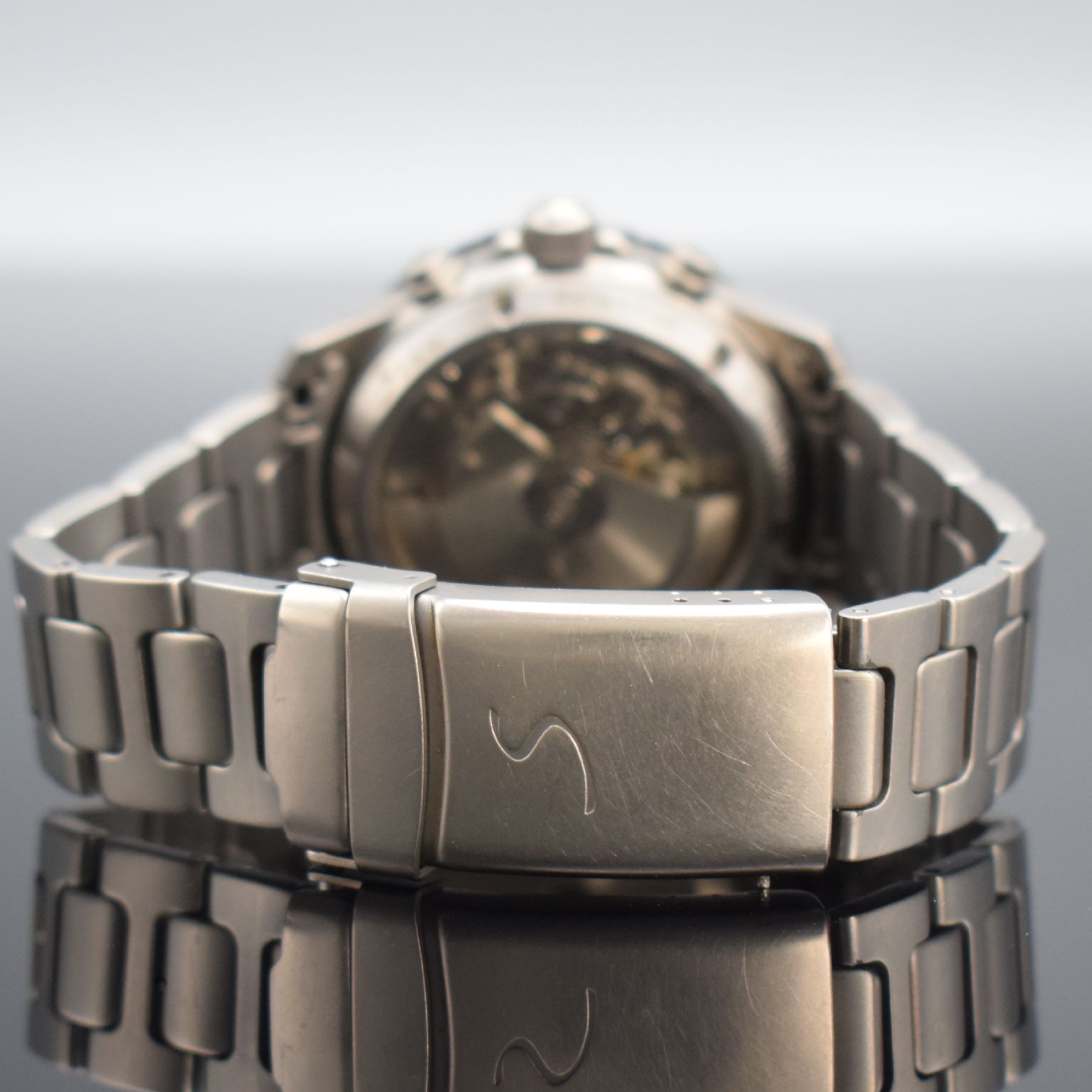 Detail b: SINN Armbandchronograph im Militärdesign Modell 103 Ti Ar, Automatik, Schweiz um 1995, antimagnetisches, mit Argon- Trockenhaltetechnik versehenes ...
