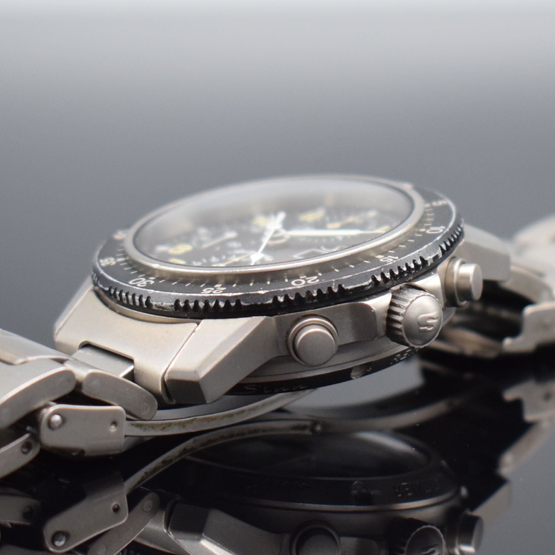 Detail c: SINN Armbandchronograph im Militärdesign Modell 103 Ti Ar, Automatik, Schweiz um 1995, antimagnetisches, mit Argon- Trockenhaltetechnik versehenes ...
