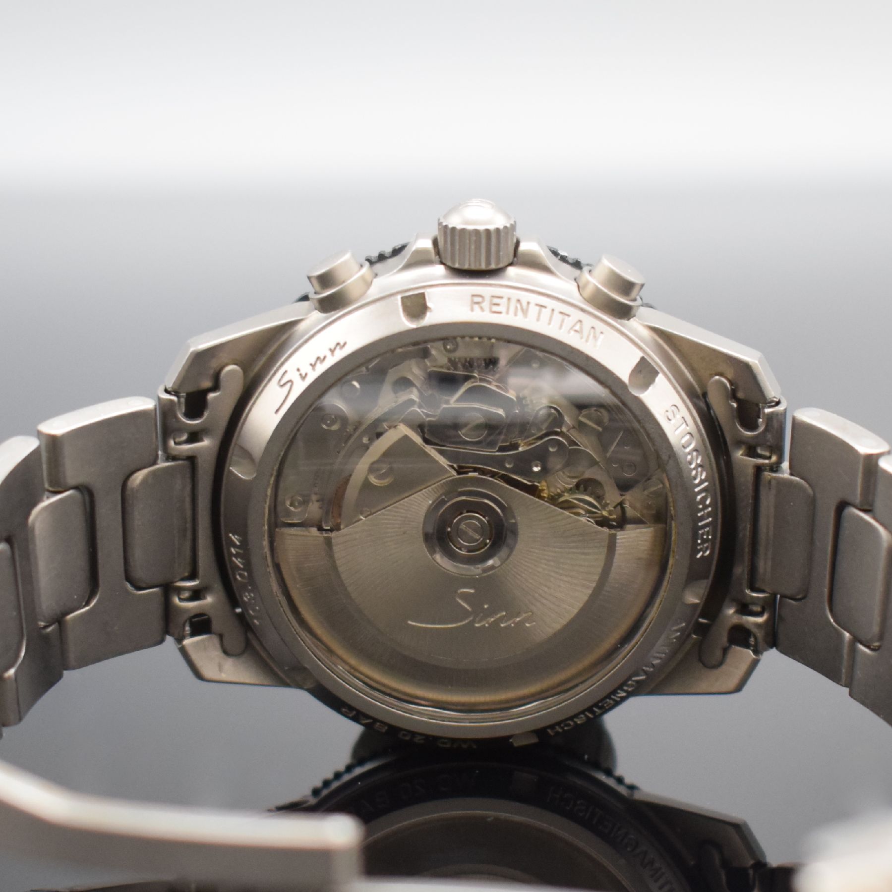 Detail d: SINN Armbandchronograph im Militärdesign Modell 103 Ti Ar, Automatik, Schweiz um 1995, antimagnetisches, mit Argon- Trockenhaltetechnik versehenes ...
