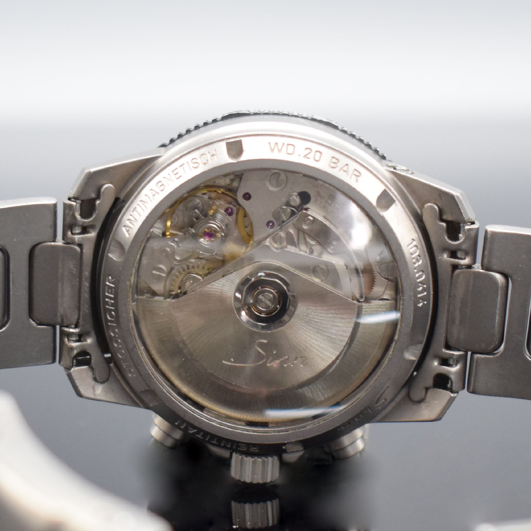 Detail e: SINN Armbandchronograph im Militärdesign Modell 103 Ti Ar, Automatik, Schweiz um 1995, antimagnetisches, mit Argon- Trockenhaltetechnik versehenes ...