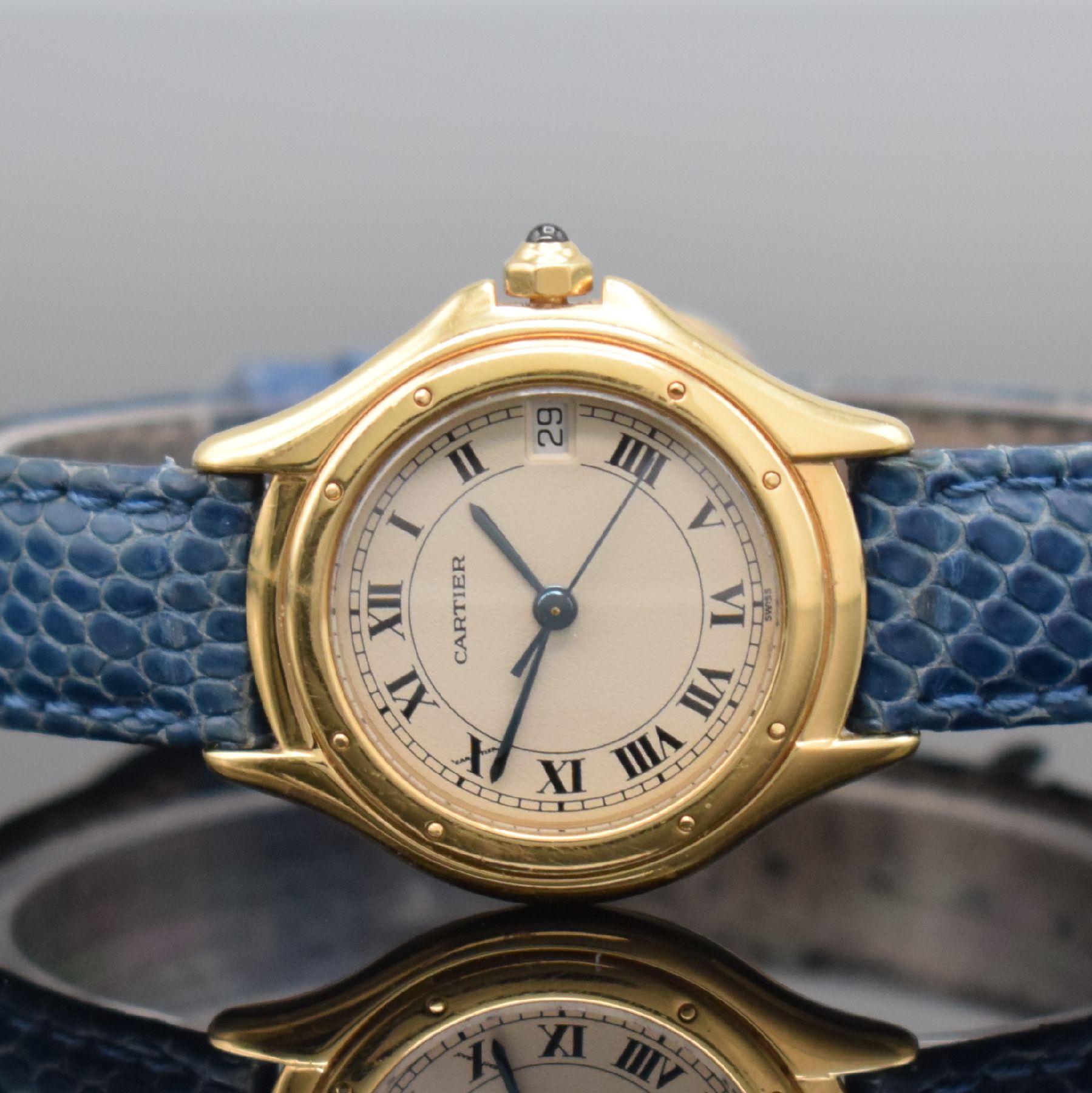 Detail a: CARTIER Damenarmbanduhr Cougar in GG 750/000 Referenz 887906, Schweiz um 1985, quarz, Boden 8-fach verschr., silb. Zifferbl. m. röm. Std., gebl. ...