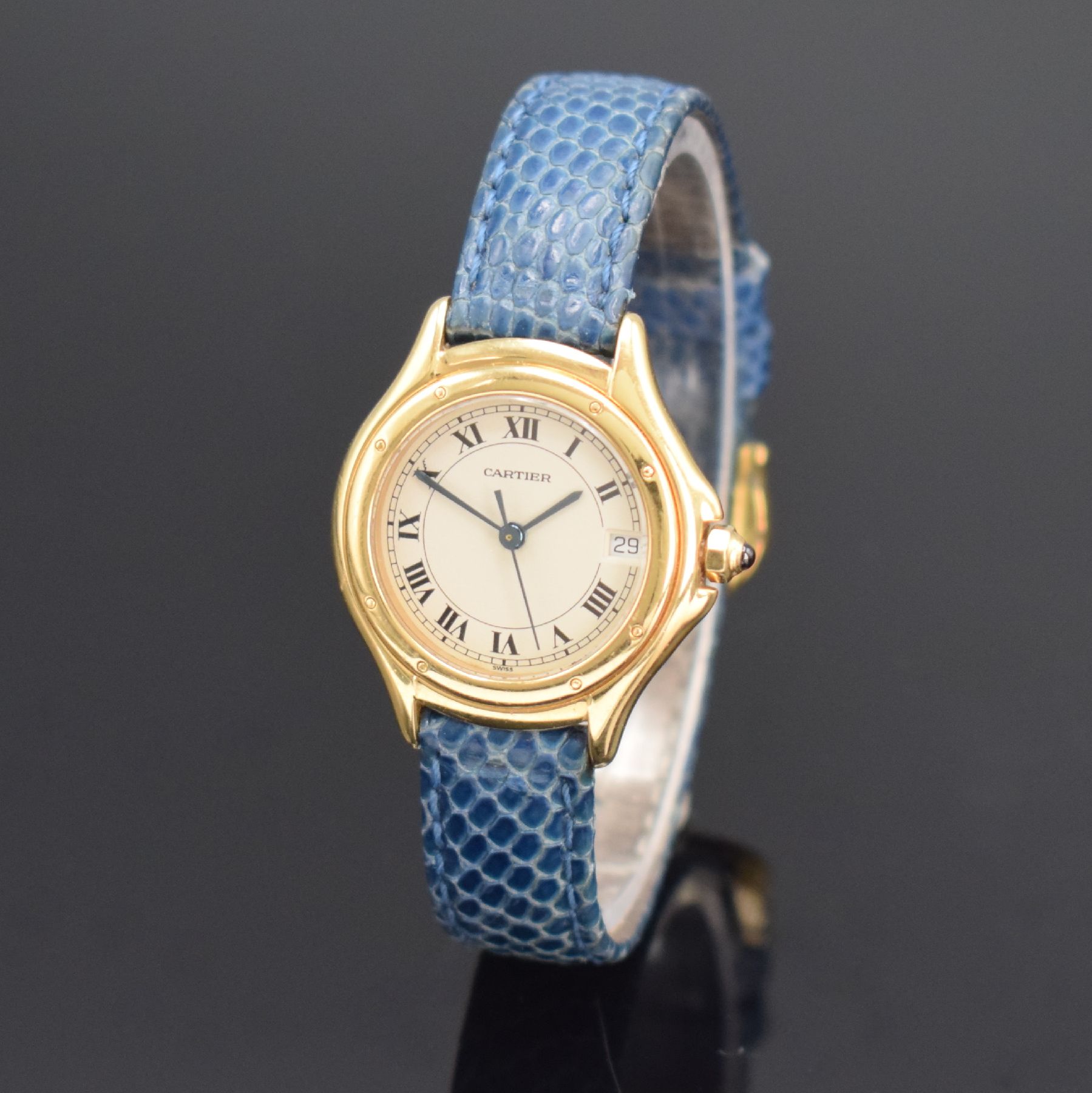 Detail b: CARTIER Damenarmbanduhr Cougar in GG 750/000 Referenz 887906, Schweiz um 1985, quarz, Boden 8-fach verschr., silb. Zifferbl. m. röm. Std., gebl. ...