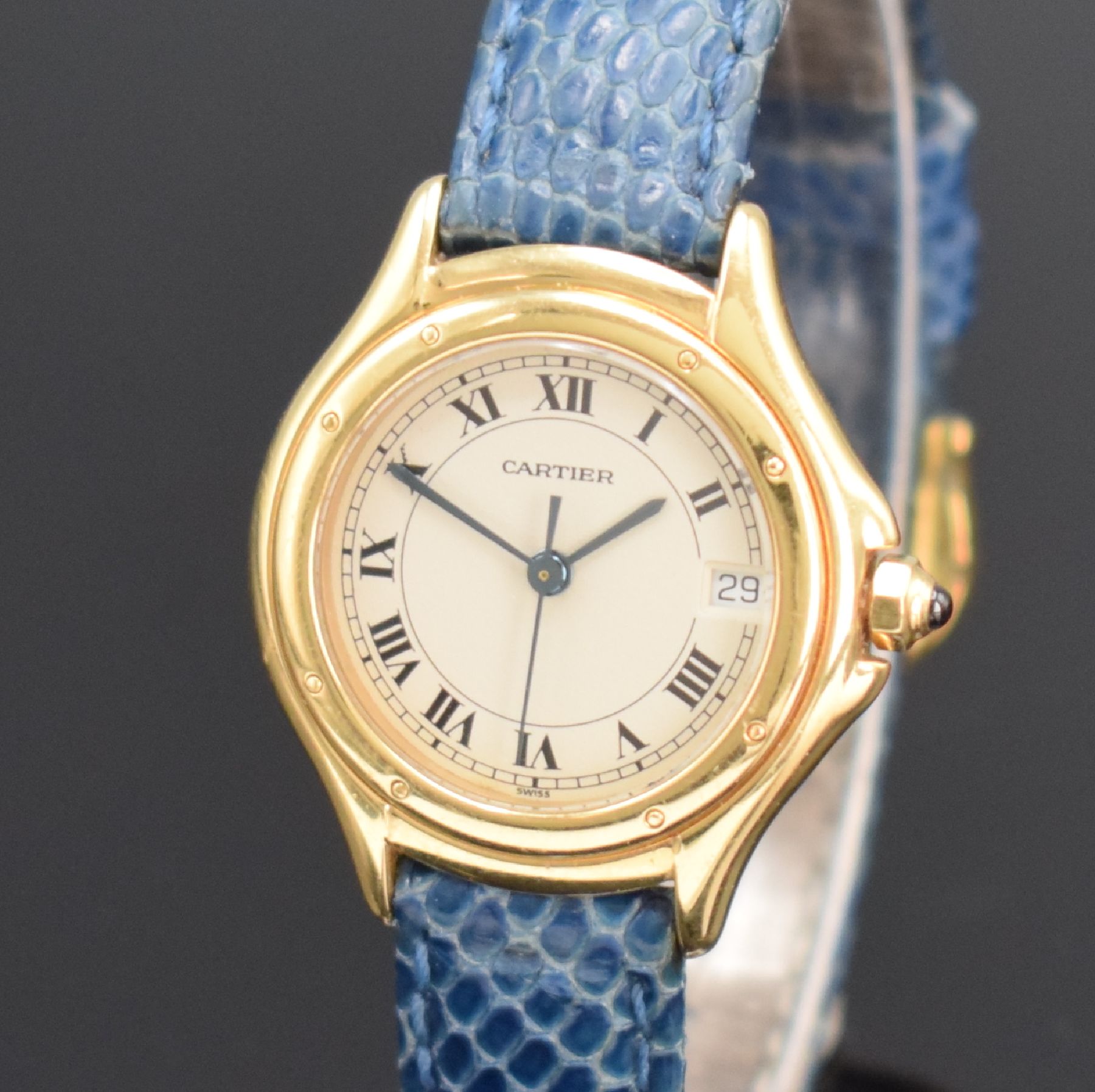 Detail c: CARTIER Damenarmbanduhr Cougar in GG 750/000 Referenz 887906, Schweiz um 1985, quarz, Boden 8-fach verschr., silb. Zifferbl. m. röm. Std., gebl. ...