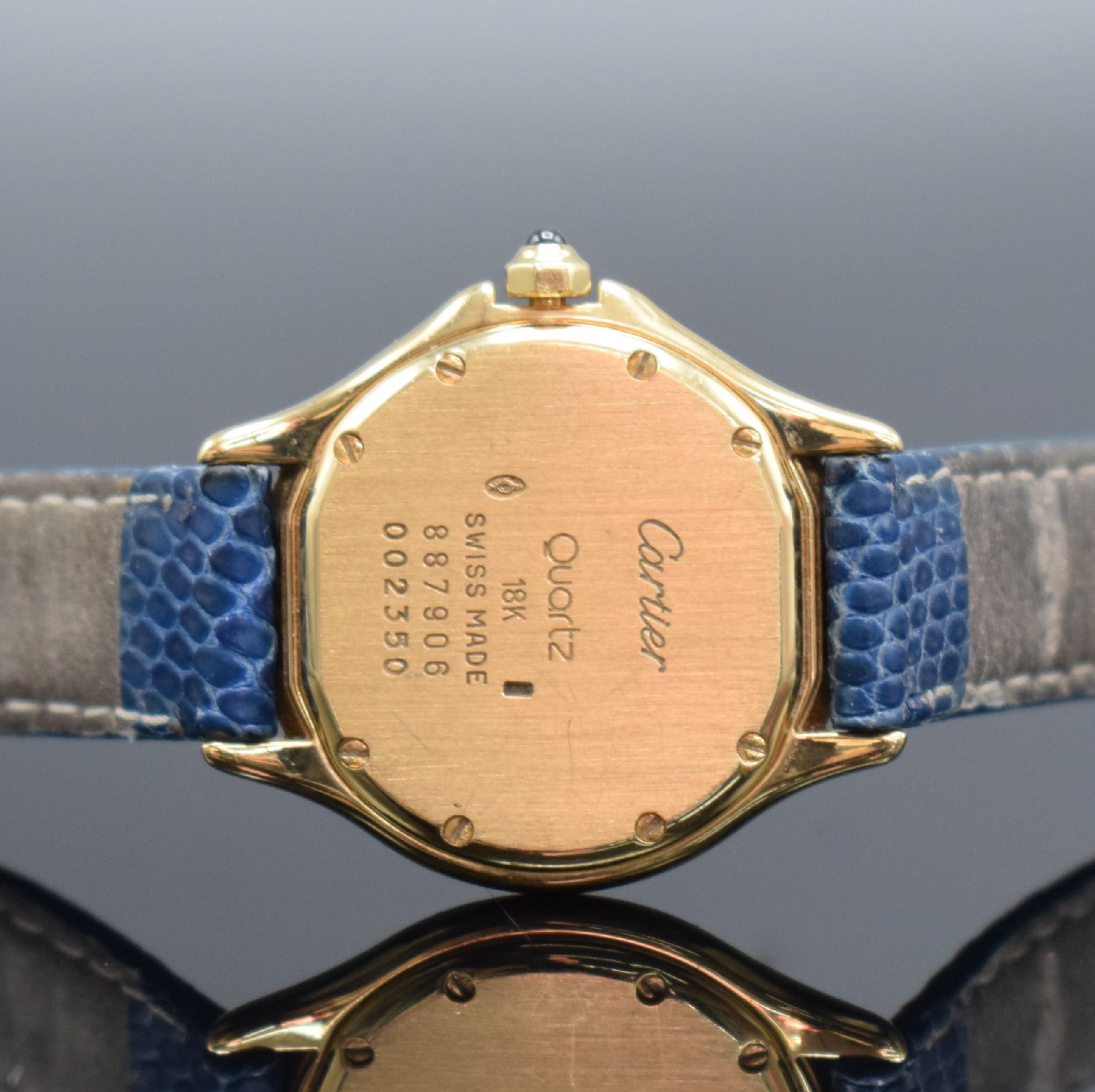 Detail d: CARTIER Damenarmbanduhr Cougar in GG 750/000 Referenz 887906, Schweiz um 1985, quarz, Boden 8-fach verschr., silb. Zifferbl. m. röm. Std., gebl. ...