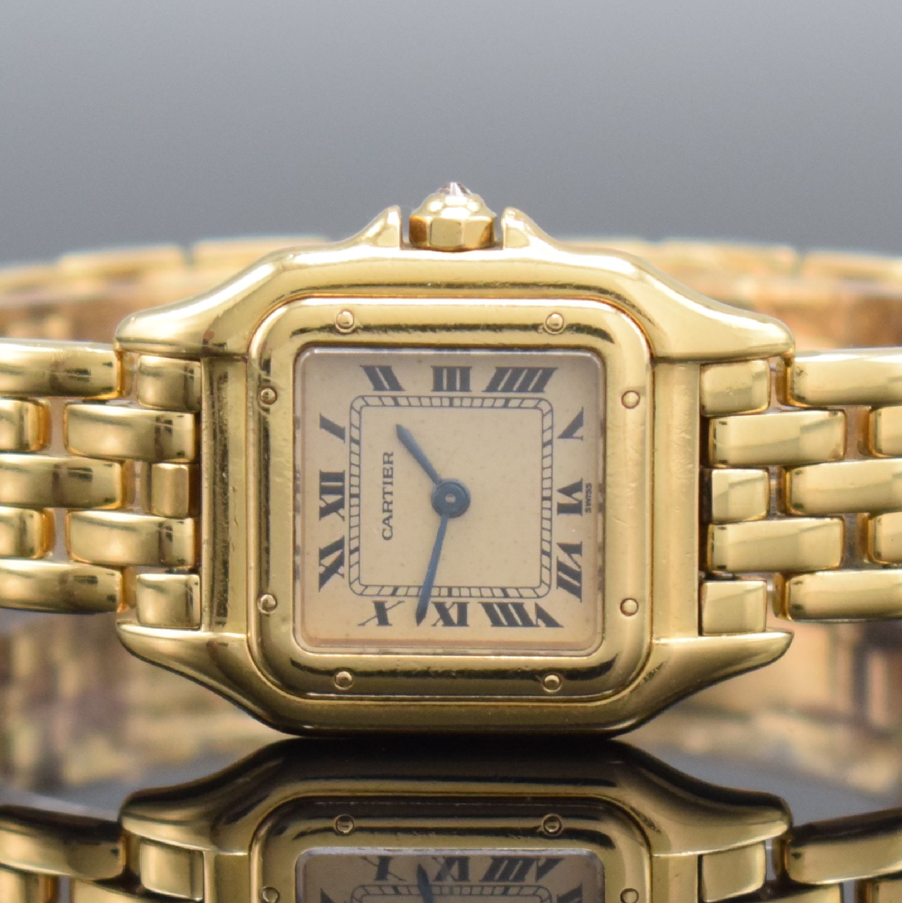 Detail a: CARTIER Damenarmbanduhr Panthére in GG 750/000, Schweiz um 1985, massiv. Goldgeh. inkl. Gliederband mit dopp. Faltschl., Boden 8-fach verschr., ...
