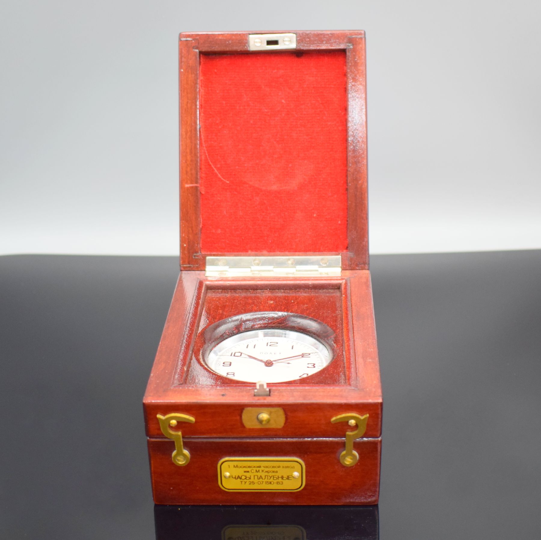 Detail e: POLJOT Beobachtungsuhr mit original Box & Papier, UDSSR um 1993, verchromtes Geh., Boden & Glasrand aufgedr., silb. Zifferbl. m. arab. Zahlen, ...