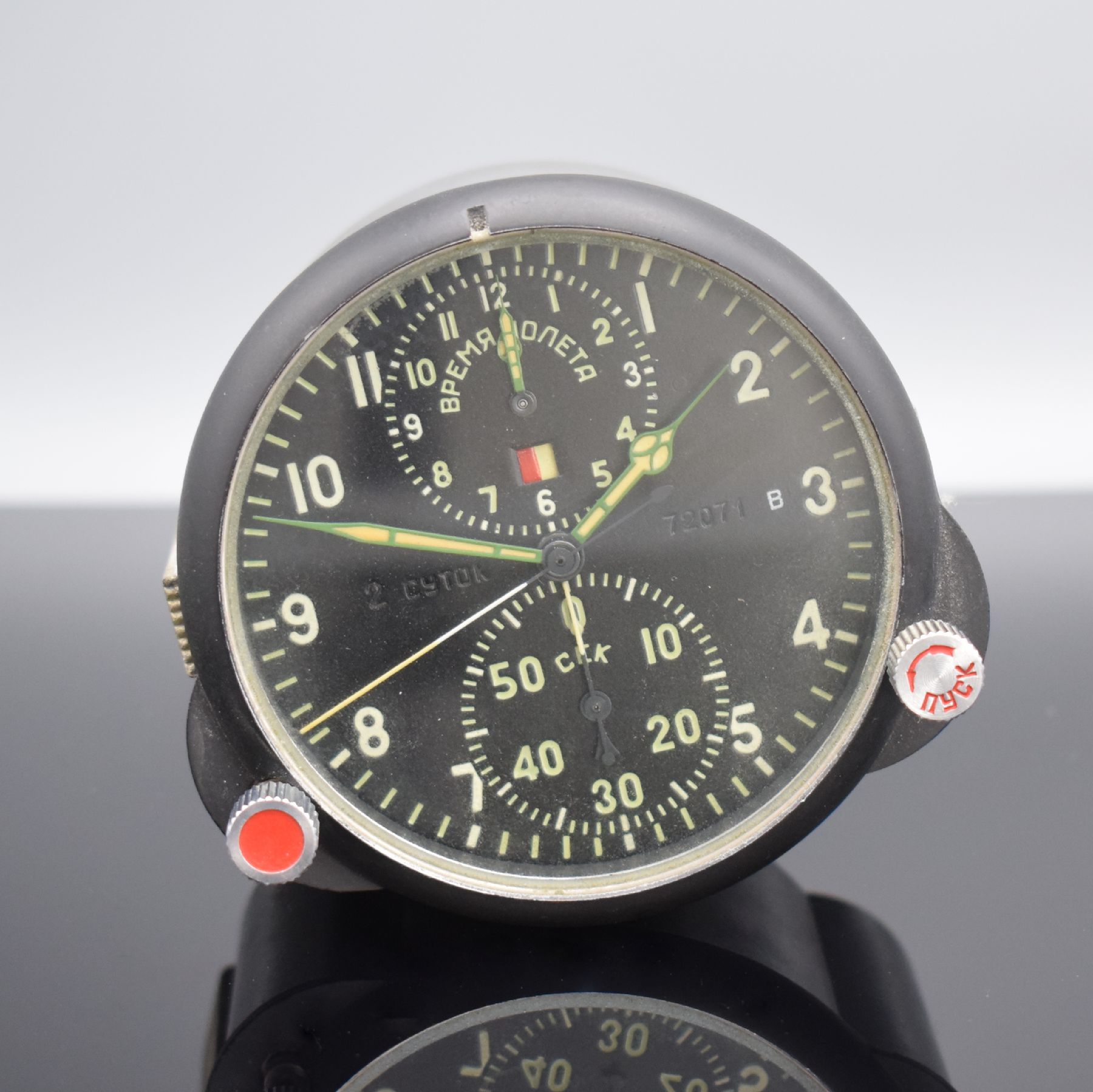 MIG-Einbauuhr mit doppeltem Chronographen, UDSSR um 1980, grau lackiertes Metallgeh., schwarze Lünette, Chrono-Drücker & Krone bei 8 & 4, schwarzes ...