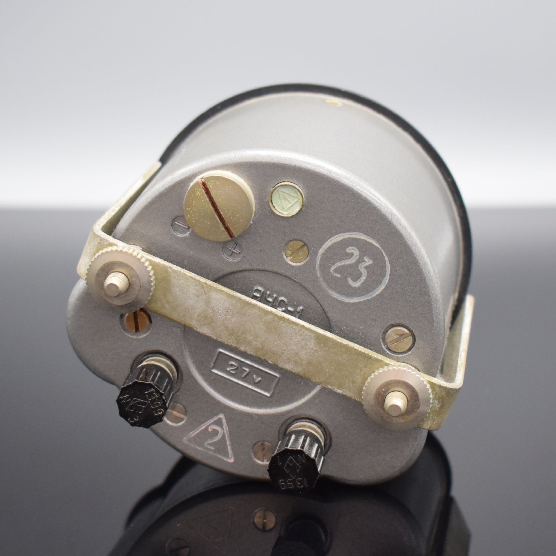 Detail b: MIG-Einbauuhr mit doppeltem Chronographen, UDSSR um 1980, grau lackiertes Metallgeh., schwarze Lünette, Chrono-Drücker & Krone bei 8 & 4, schwarzes ...