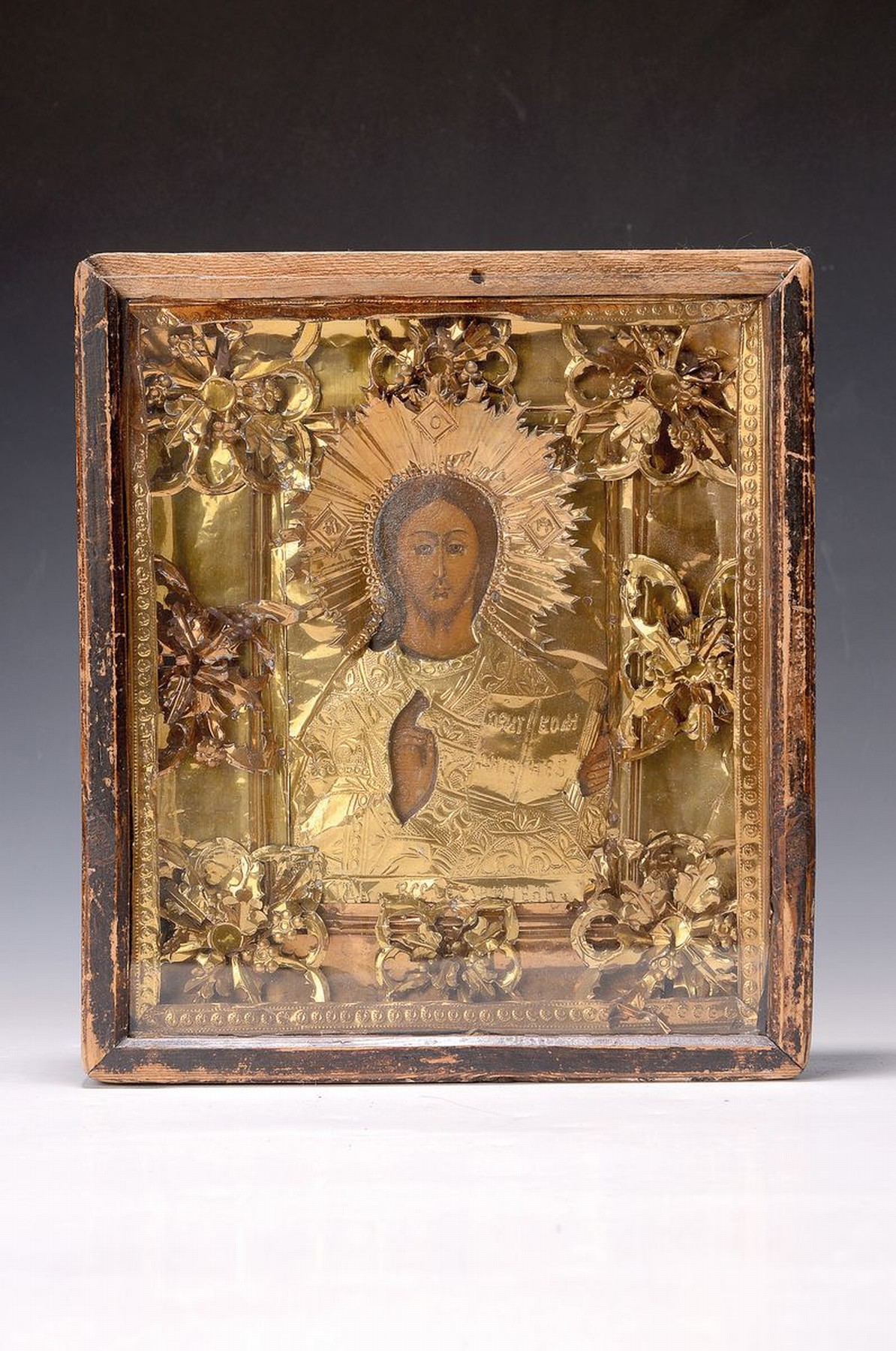 Ikone, Russland, 2. Hälfte 19. Jh., Christus Pantokrator, Tempera auf Holz, reich verziert mit vergoldetem und geprägten Metallblech, dieses auch ...