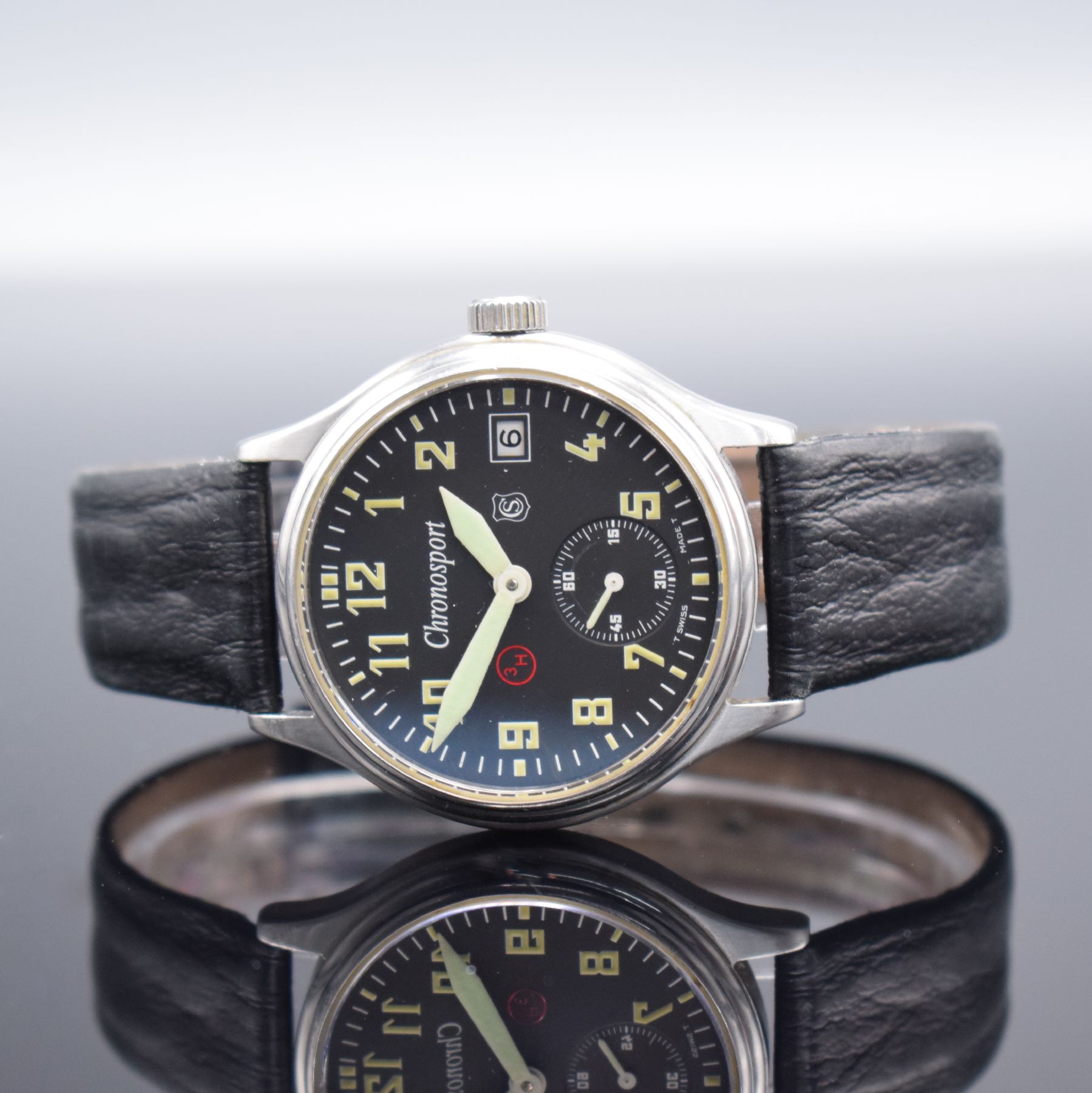 SINN CHRONOSPORT Armbanduhr im Fliegeruhr- Design, Schweiz um 2003, Handaufzug, beids. vergl. Geh., Boden verschr., schwarz. Tritiumzifferbl., arab. ...