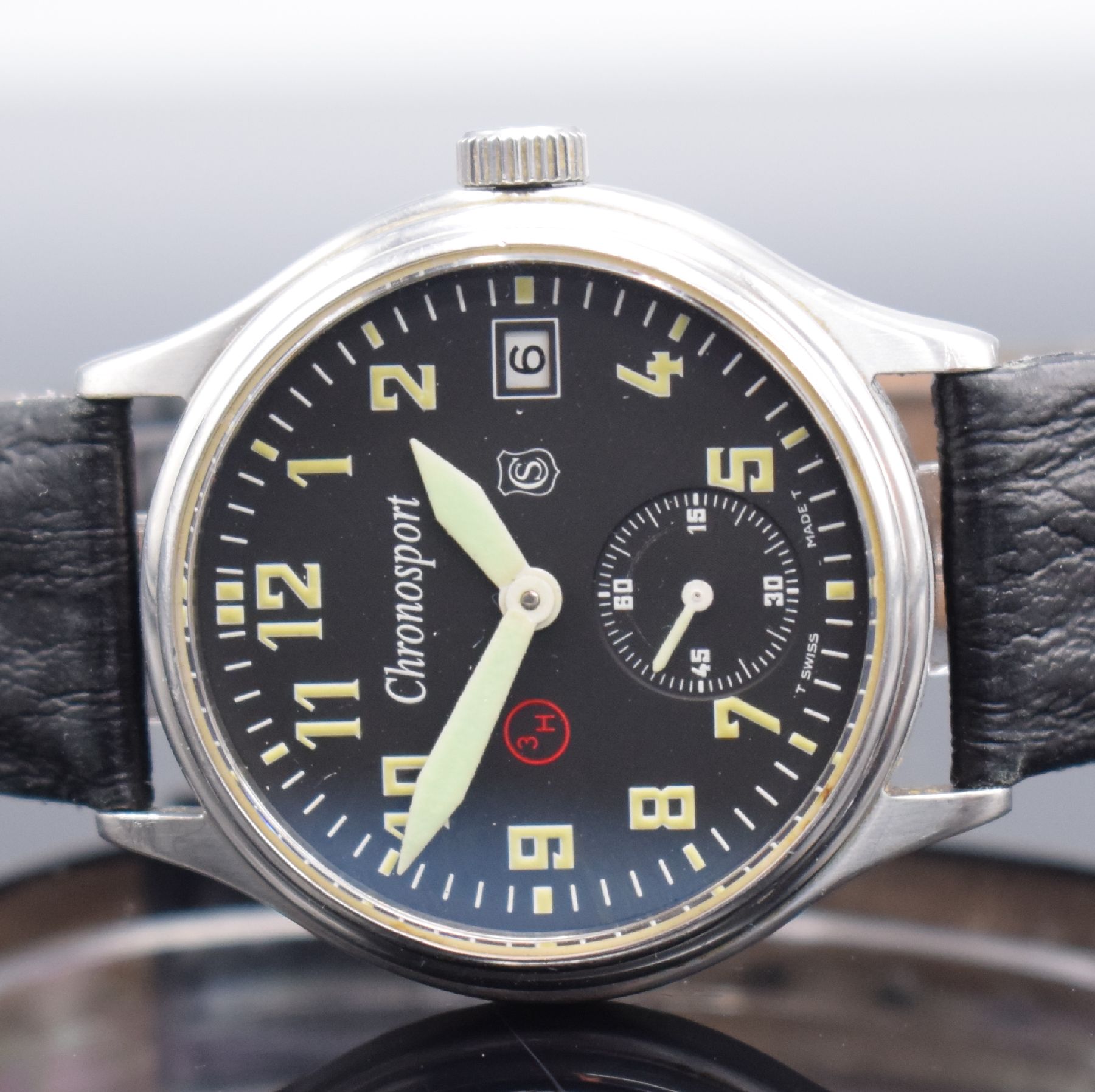 Detail a: SINN CHRONOSPORT Armbanduhr im Fliegeruhr- Design, Schweiz um 2003, Handaufzug, beids. vergl. Geh., Boden verschr., schwarz. Tritiumzifferbl., arab. ...