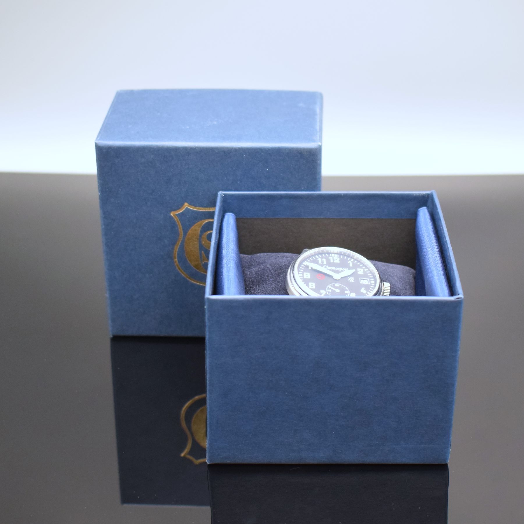 Detail e: SINN CHRONOSPORT Armbanduhr im Fliegeruhr- Design, Schweiz um 2003, Handaufzug, beids. vergl. Geh., Boden verschr., schwarz. Tritiumzifferbl., arab. ...