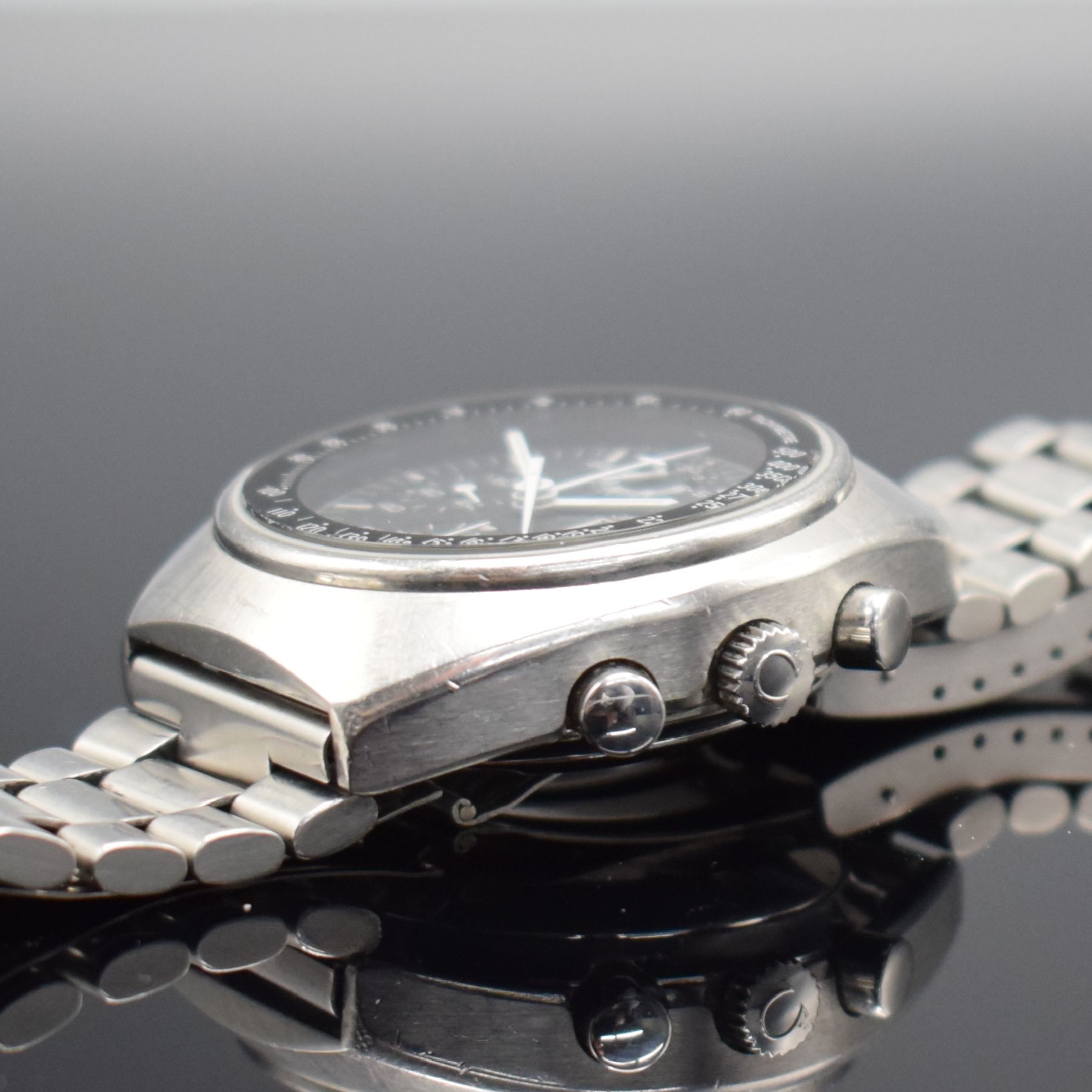 Detail d: OMEGA Speedmaster Armbandchronograph in Stahl, Schweiz um 1976, verschr. Geh. Ref. 176.0012, orig. Stahlband Ref. 1162/1/172 m. starken ...