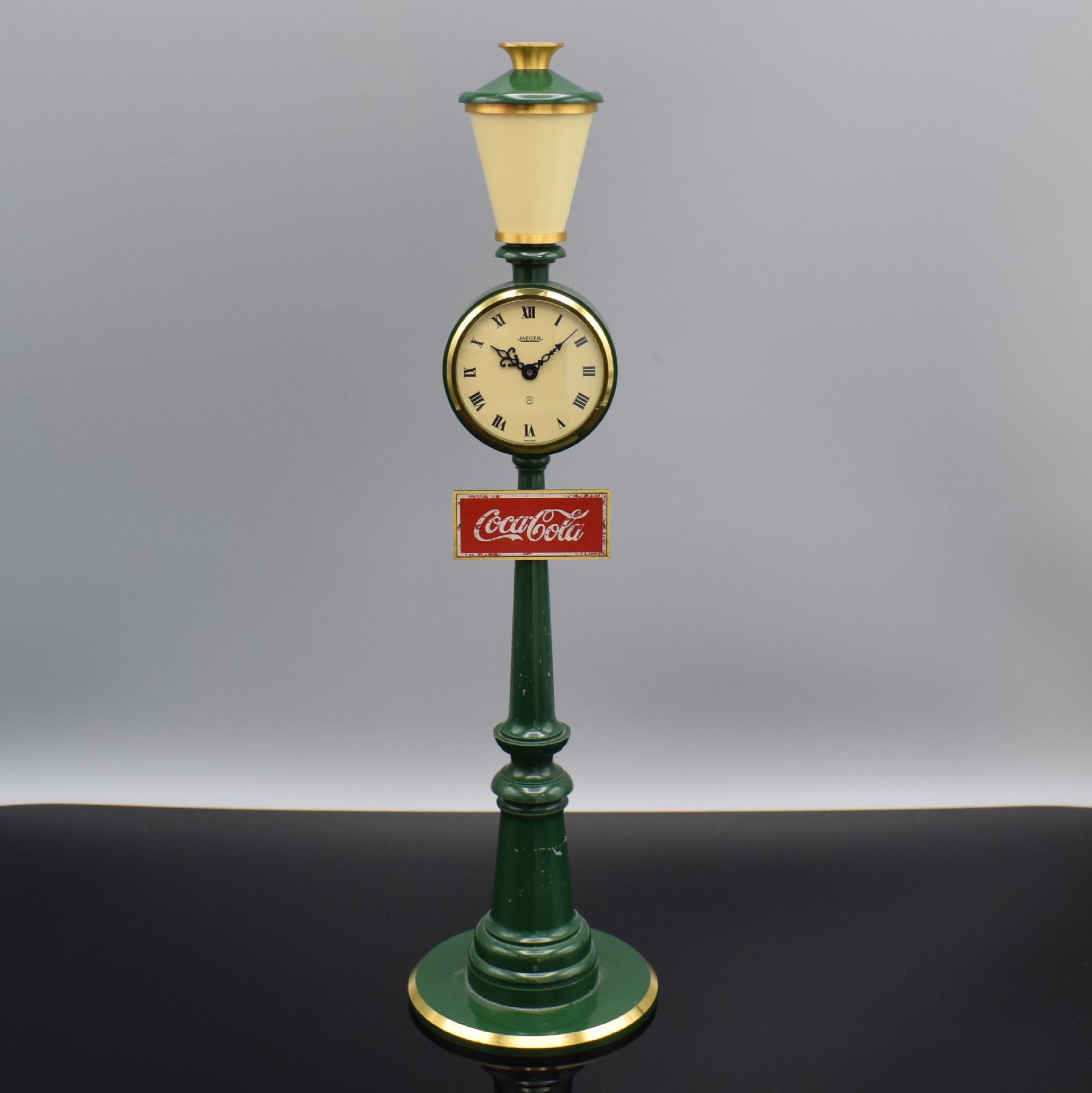 JAEGER Tischuhr in Form einer Straßenlaterne mit Coca Cola Werbung, Schweiz 1970er Jahre,8-Tagewerk, massiv. Metallgehäuse grün lackiert, z. T. ...