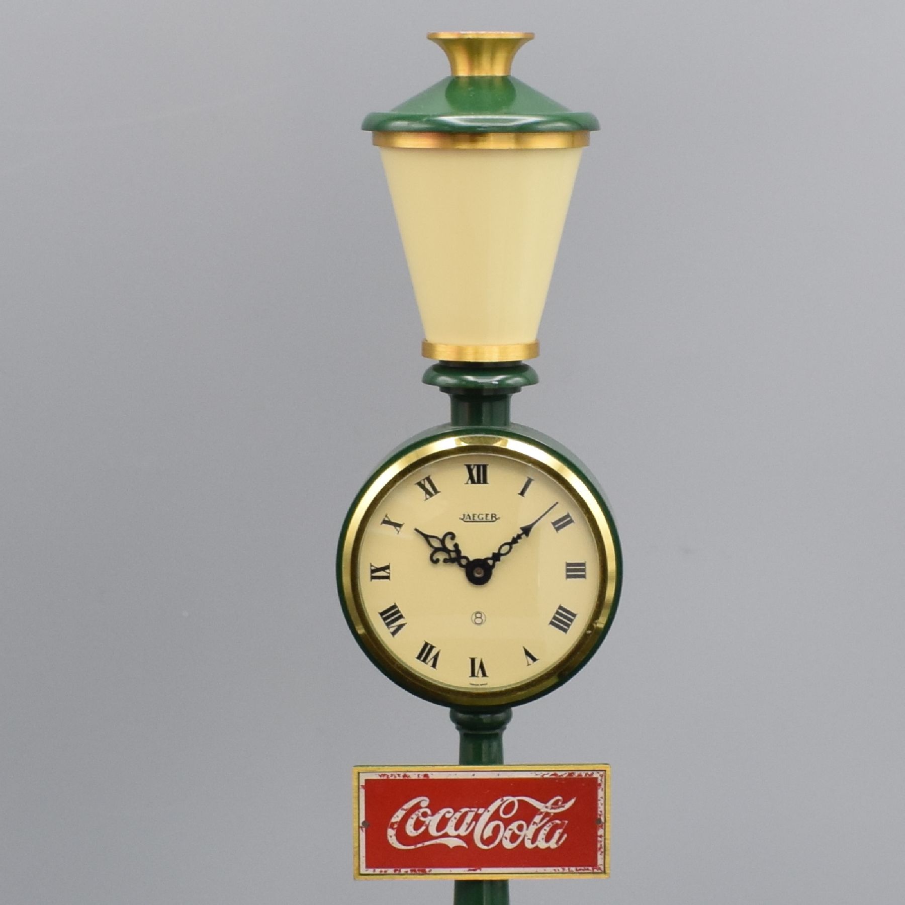 Detail a: JAEGER Tischuhr in Form einer Straßenlaterne mit Coca Cola Werbung, Schweiz 1970er Jahre,8-Tagewerk, massiv. Metallgehäuse grün lackiert, z. T. ...