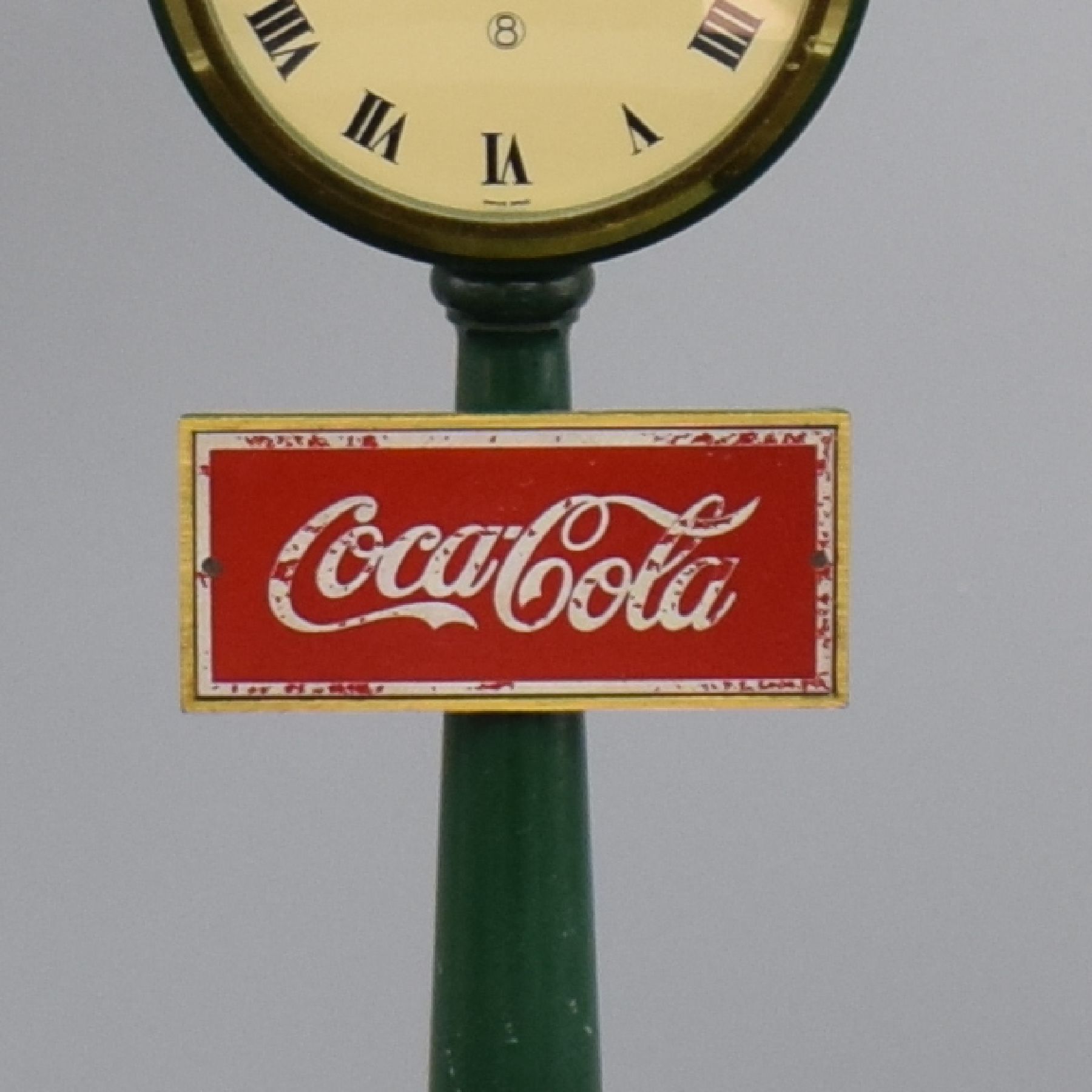 Detail b: JAEGER Tischuhr in Form einer Straßenlaterne mit Coca Cola Werbung, Schweiz 1970er Jahre,8-Tagewerk, massiv. Metallgehäuse grün lackiert, z. T. ...