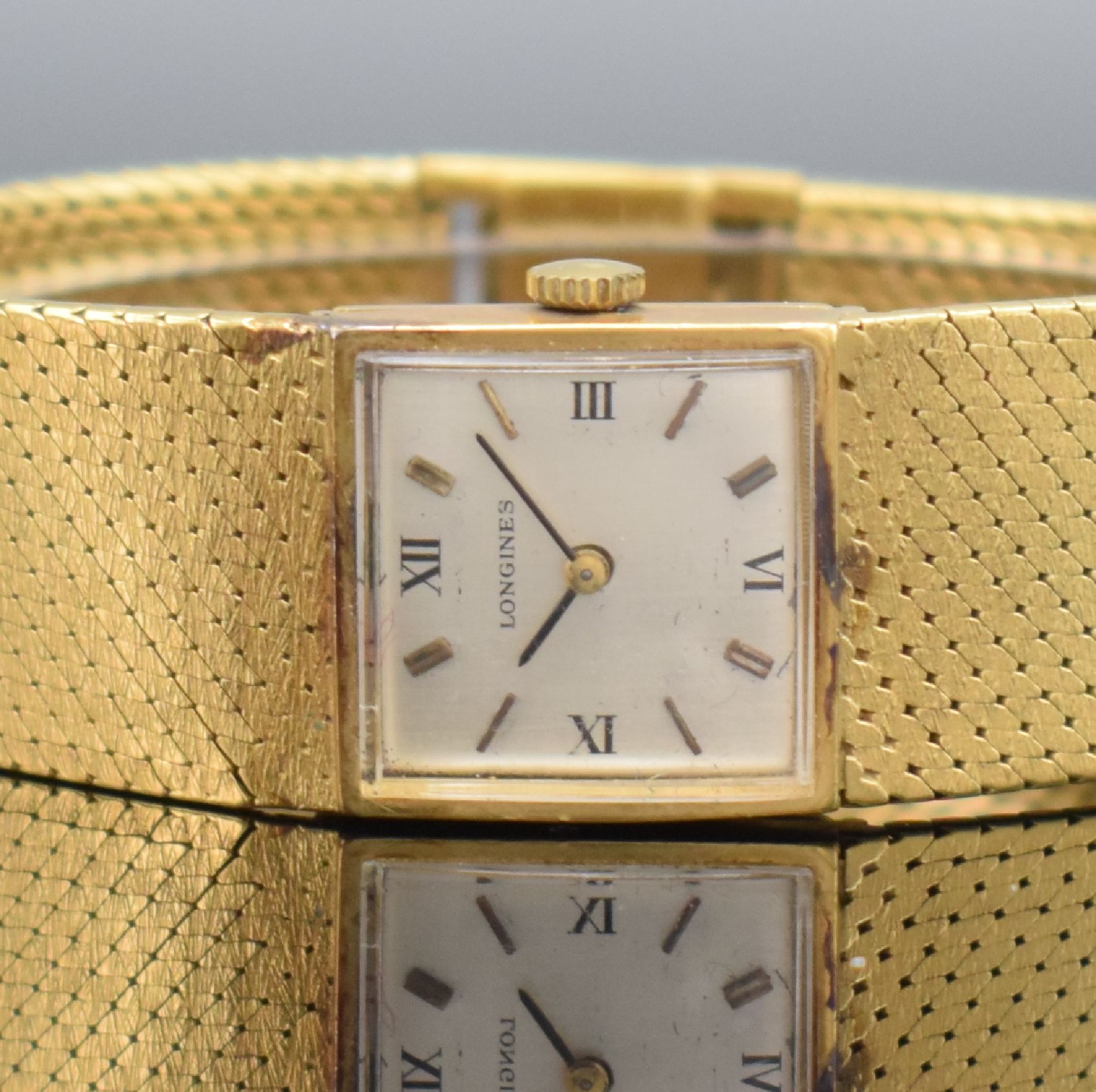 Detail a: LONGINES Damenarmbanduhr in GG 750/000, Schweiz um 1974, Handaufzug, 2-teil. Geh., Boden aufgedr., integr. GG 750/000 Milanaiseband, silb. Zifferbl. ...