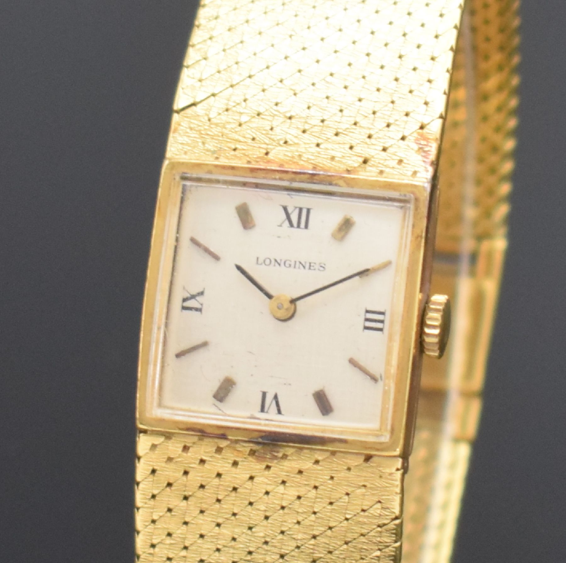 Detail c: LONGINES Damenarmbanduhr in GG 750/000, Schweiz um 1974, Handaufzug, 2-teil. Geh., Boden aufgedr., integr. GG 750/000 Milanaiseband, silb. Zifferbl. ...