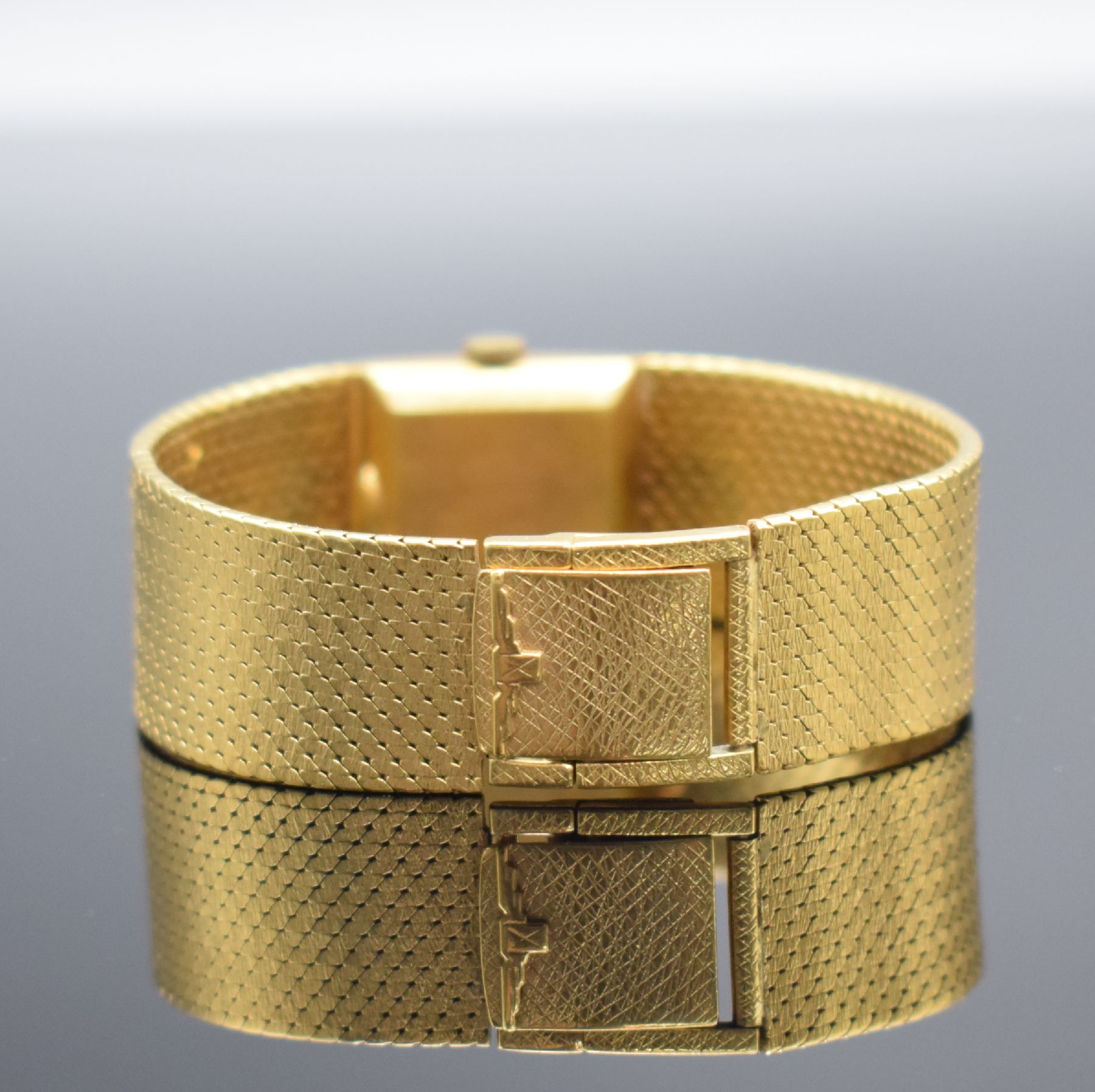 Detail d: LONGINES Damenarmbanduhr in GG 750/000, Schweiz um 1974, Handaufzug, 2-teil. Geh., Boden aufgedr., integr. GG 750/000 Milanaiseband, silb. Zifferbl. ...