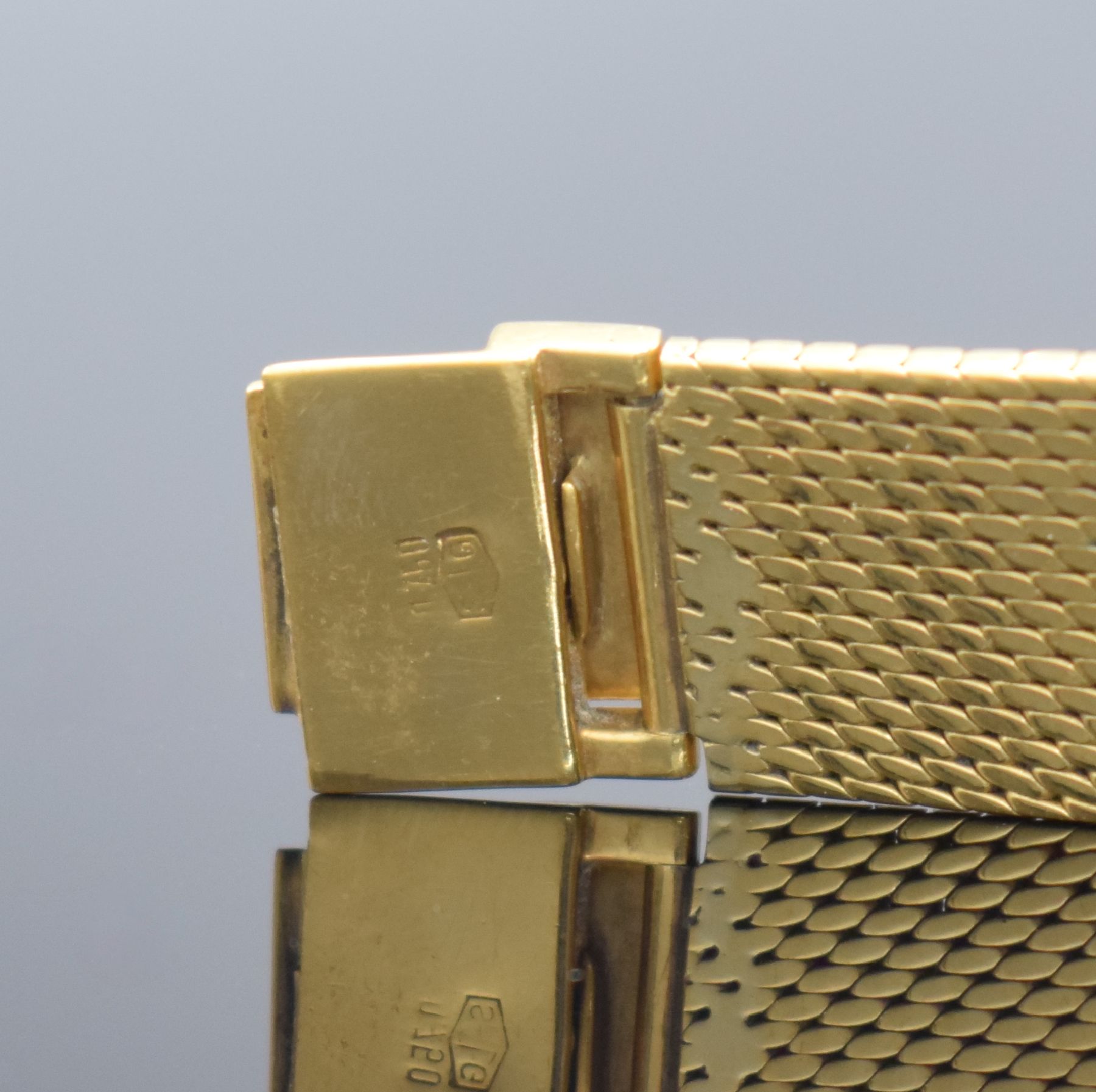 Detail e: LONGINES Damenarmbanduhr in GG 750/000, Schweiz um 1974, Handaufzug, 2-teil. Geh., Boden aufgedr., integr. GG 750/000 Milanaiseband, silb. Zifferbl. ...