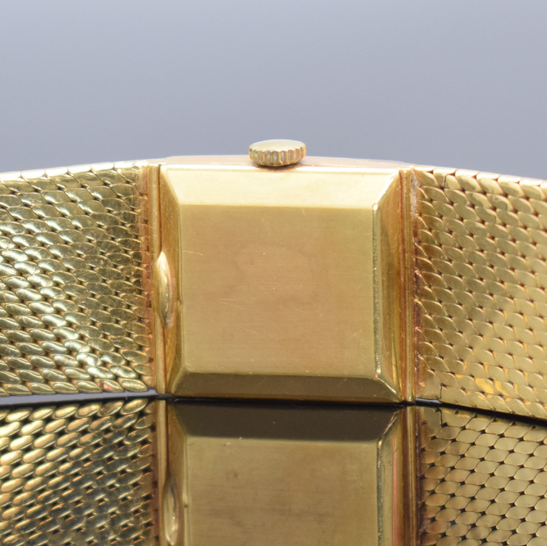 Detail f: LONGINES Damenarmbanduhr in GG 750/000, Schweiz um 1974, Handaufzug, 2-teil. Geh., Boden aufgedr., integr. GG 750/000 Milanaiseband, silb. Zifferbl. ...