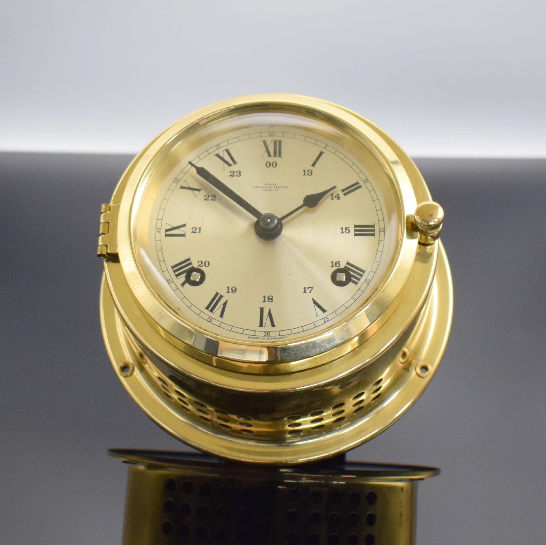 WEMPE Chronometerwerke Hamburg Schiffswanduhr mit 8-Tagewerk und Glasenschlag, Deutschland um 1970, pol. & zaponiertes Messinggeh., vergl. ...
