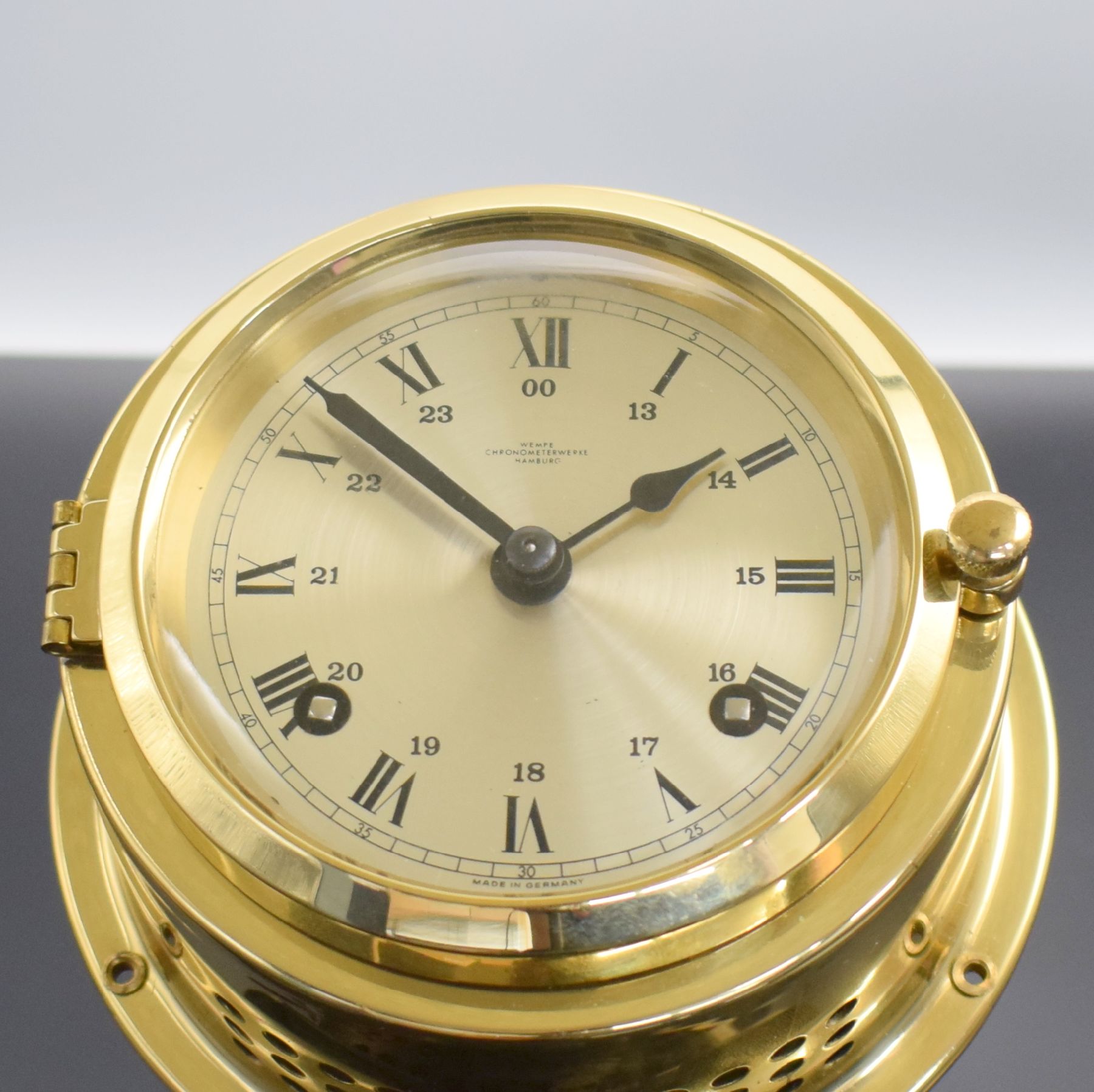 Detail a: WEMPE Chronometerwerke Hamburg Schiffswanduhr mit 8-Tagewerk und Glasenschlag, Deutschland um 1970, pol. & zaponiertes Messinggeh., vergl. ...
