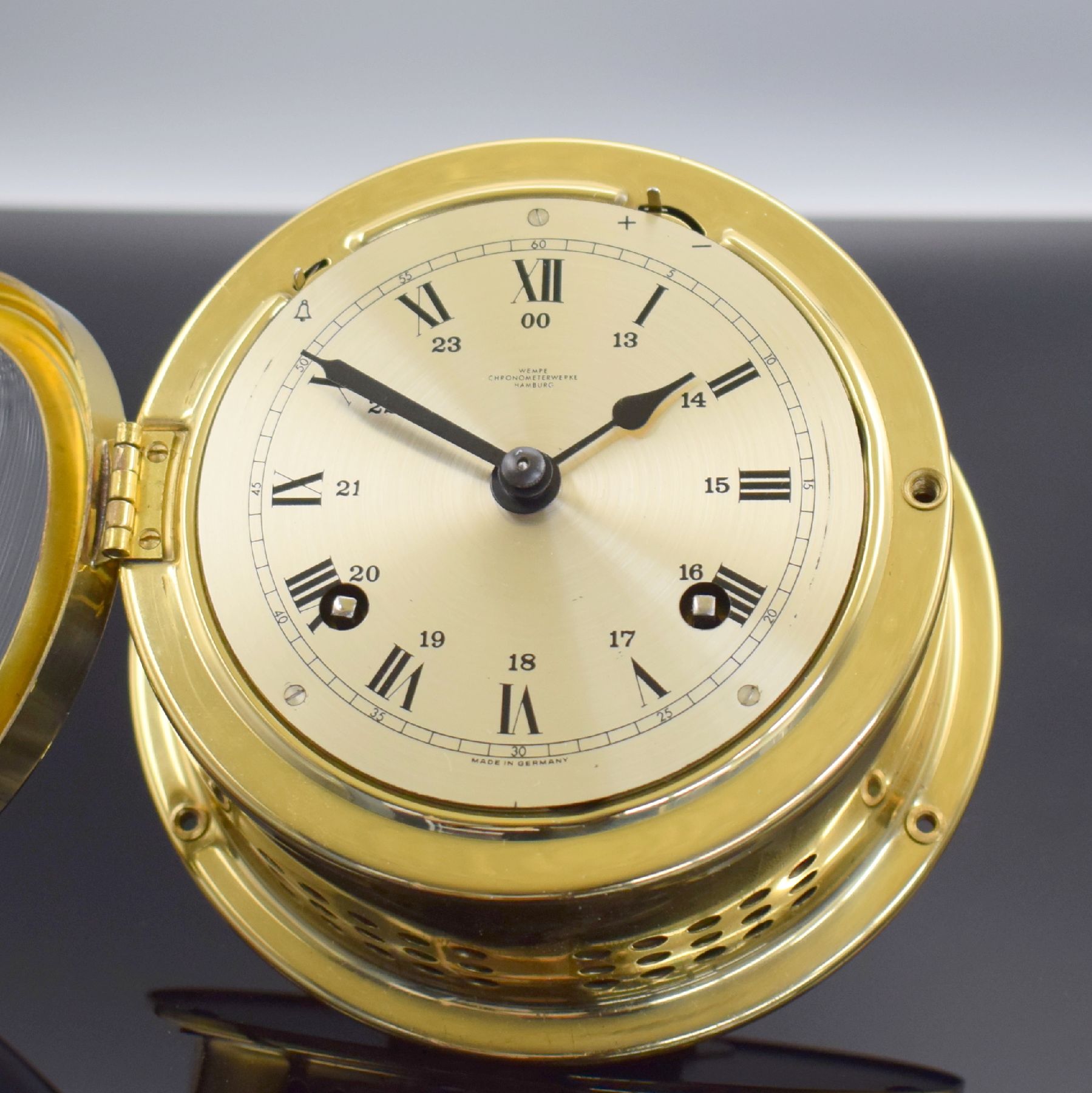 Detail b: WEMPE Chronometerwerke Hamburg Schiffswanduhr mit 8-Tagewerk und Glasenschlag, Deutschland um 1970, pol. & zaponiertes Messinggeh., vergl. ...