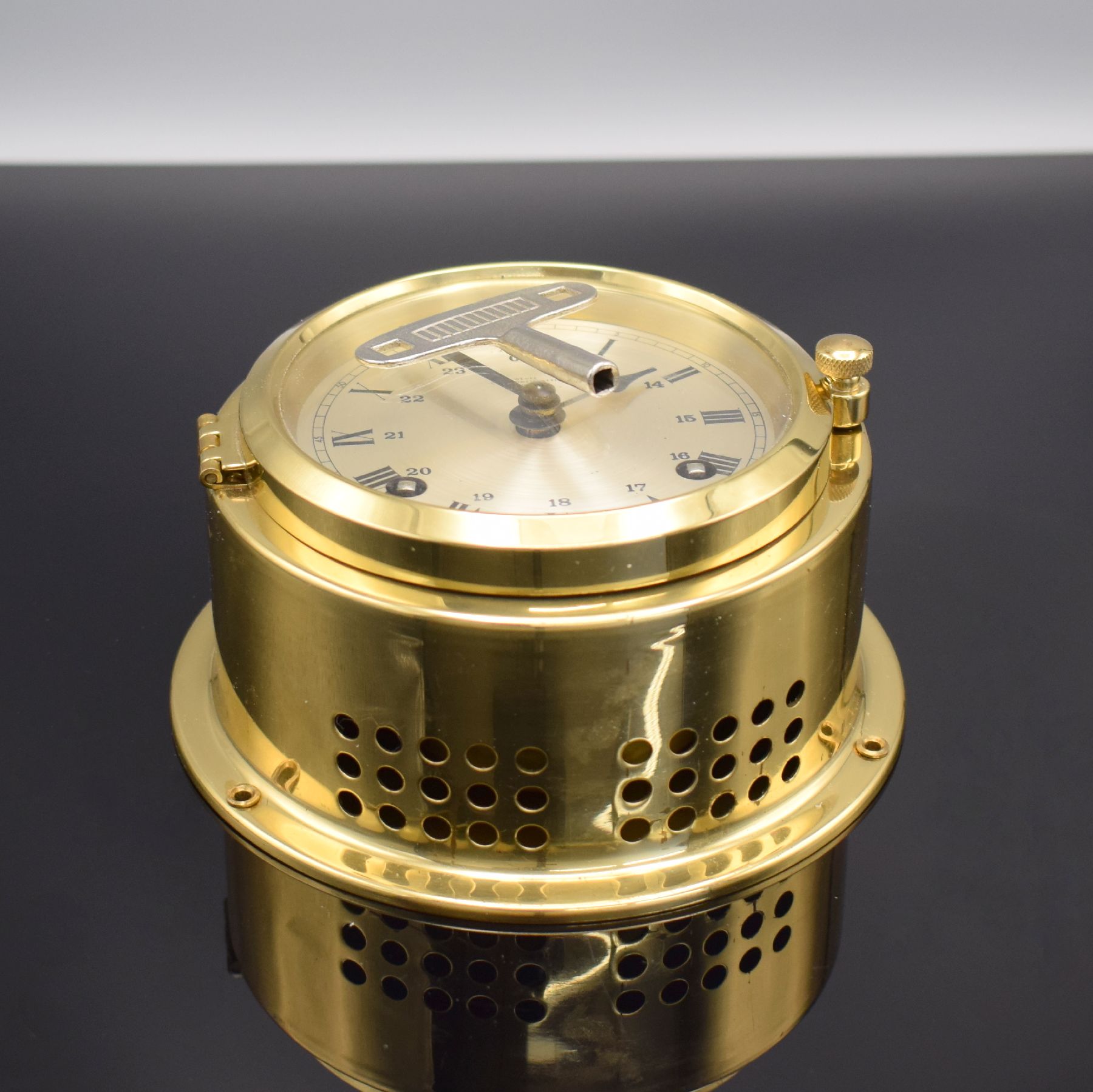 Detail i: WEMPE Chronometerwerke Hamburg Schiffswanduhr mit 8-Tagewerk und Glasenschlag, Deutschland um 1970, pol. & zaponiertes Messinggeh., vergl. ...