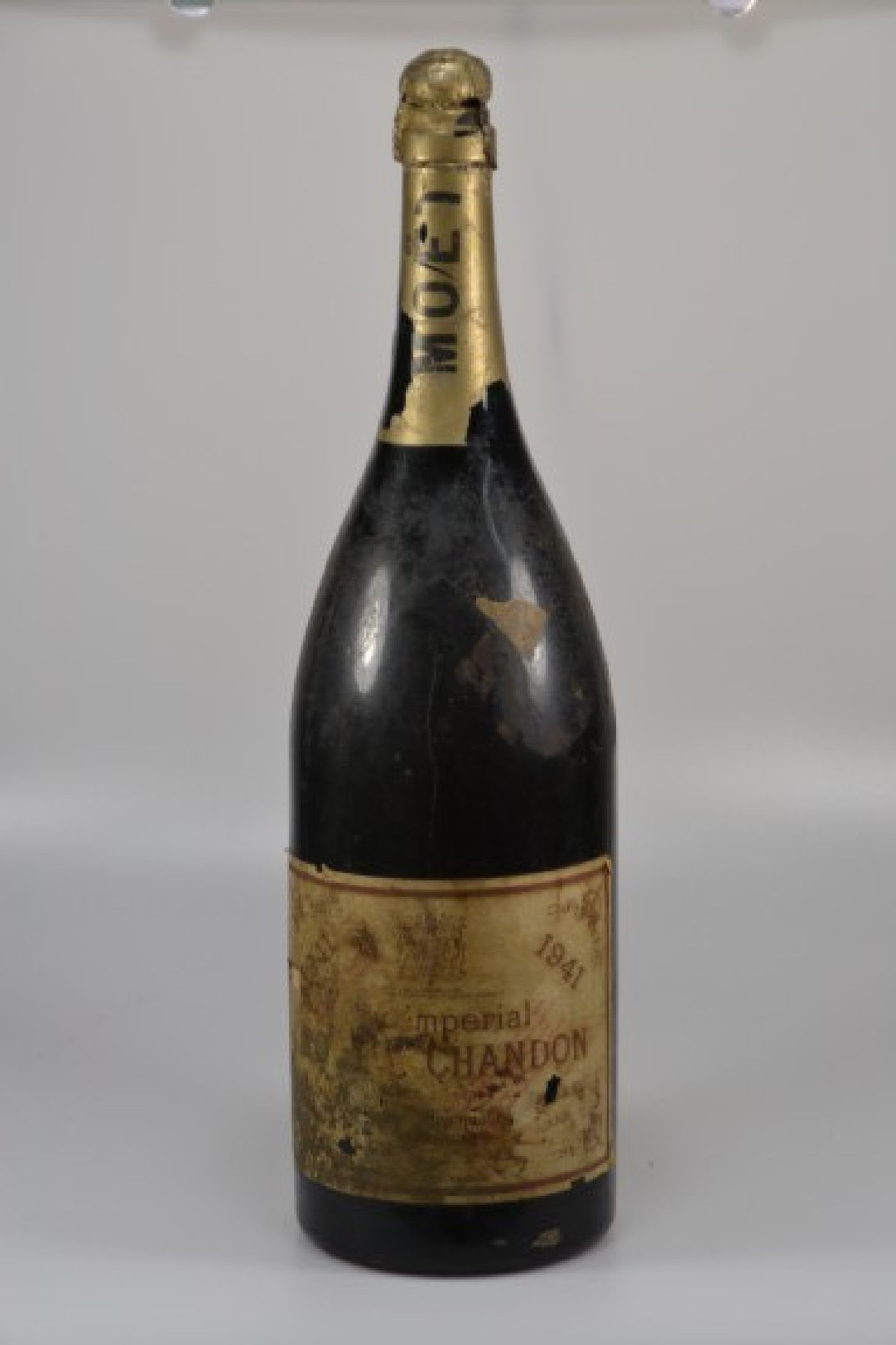 1 Magnumflasche 1941 Moet & Chandon Dry Imperial Champagne, ca. 1500ml, High Fill, Etikett und Kapsel beschädigt, Rückenetikett fehlt