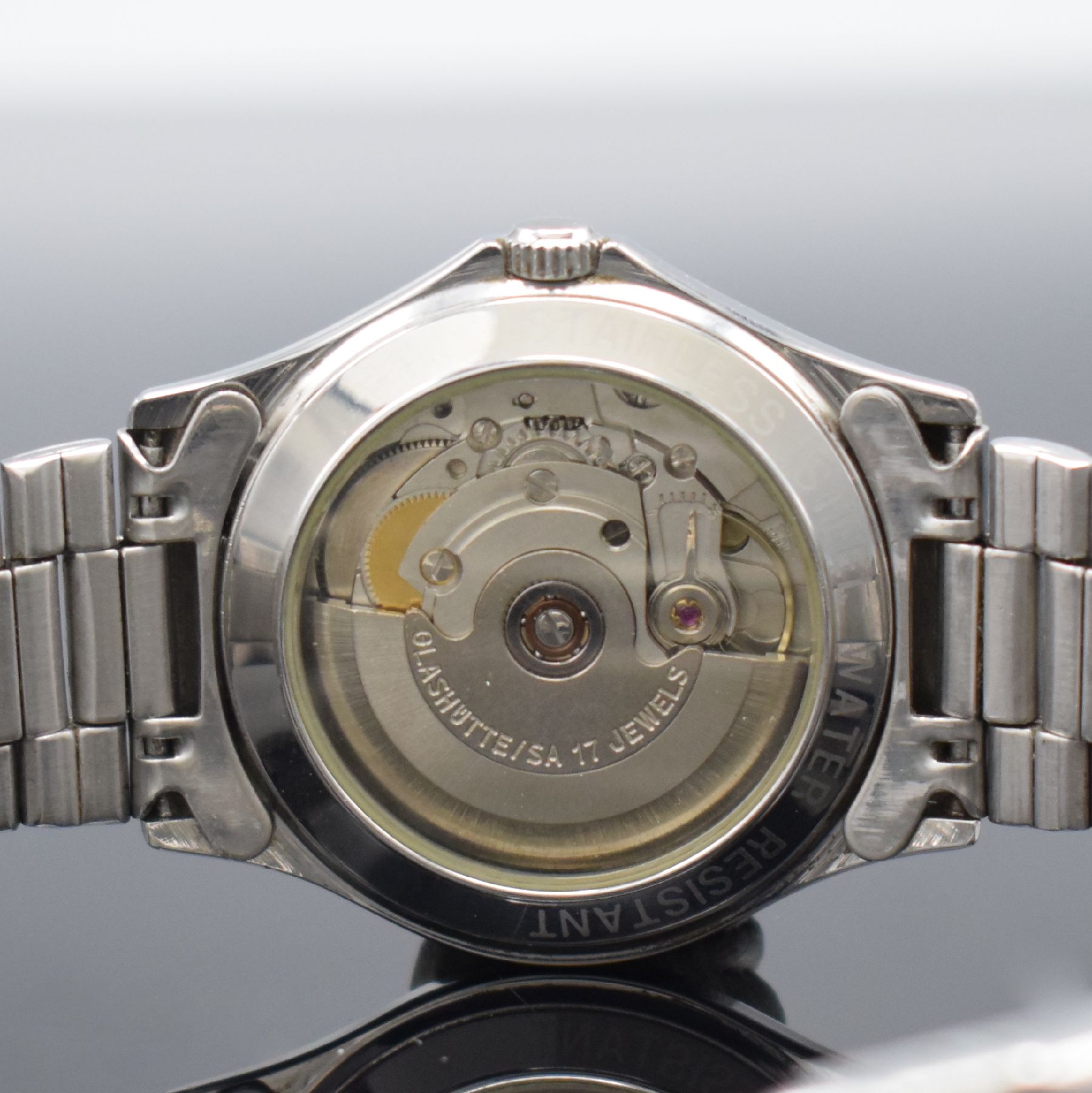 Detail d: GUB Automatik Herrenarmbanduhr, eine der ersten Serien nach der Wende mit Basiskal. ETA 2824-2, Edelstahlgeh., beids. vergl., Boden &Glasrand ...