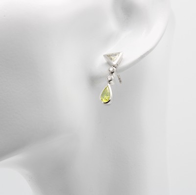 26386892a - Paar Ohrgehänge mit Brillanten und Diamanten, WG 750/000, 2 Diam.-Tropfen ca. 1.68 ...