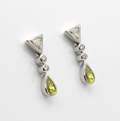 26386892b - Paar Ohrgehänge mit Brillanten und Diamanten, WG 750/000, 2 Diam.-Tropfen ca. 1.68 ...