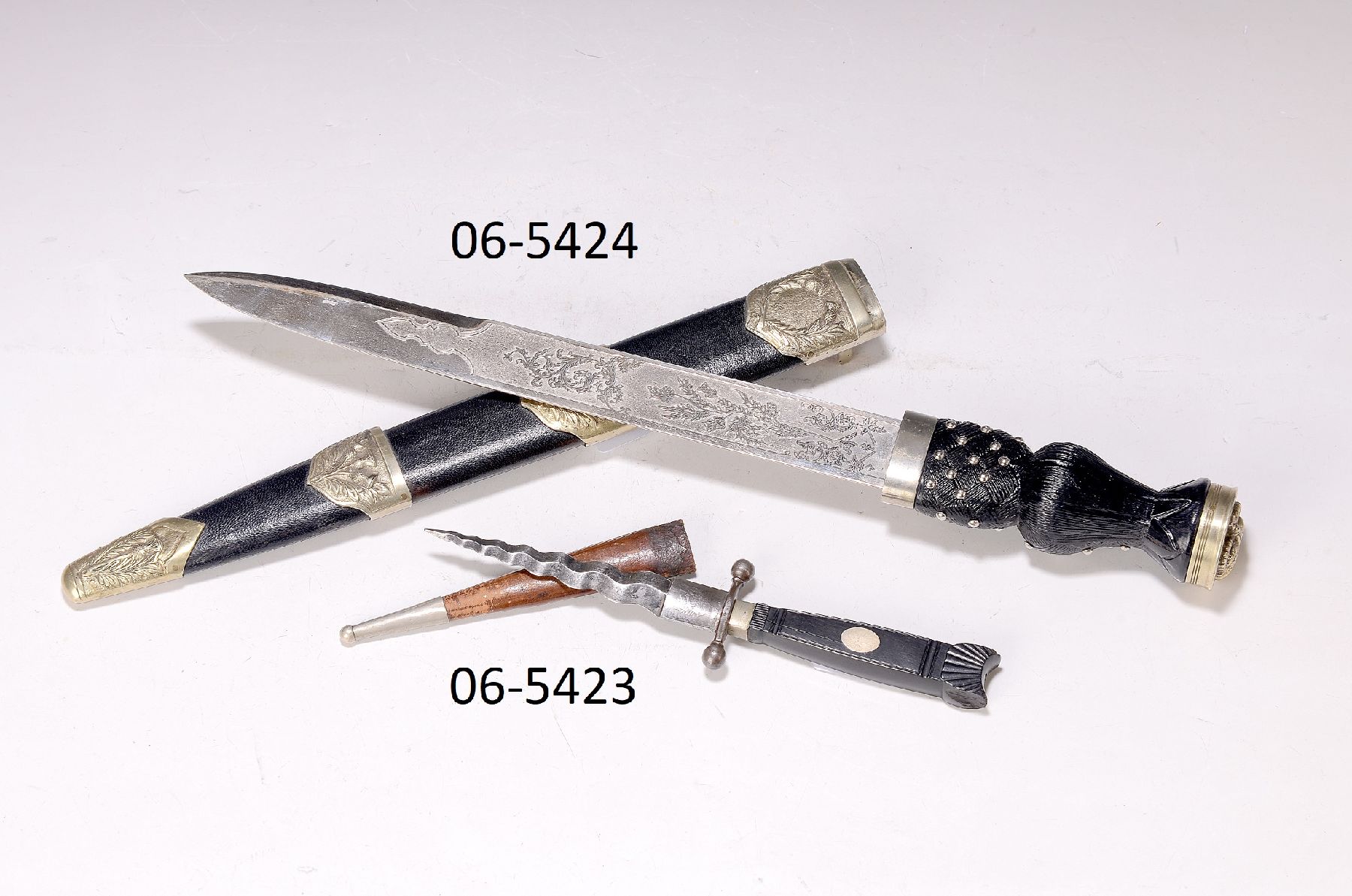 Hirschfänger, Schottland, um 1890, mit Königskrone, qualitätvolle Klinge mit reicher Akanthus- und Eichenblattverzierung, nachgestochen, Griff ...