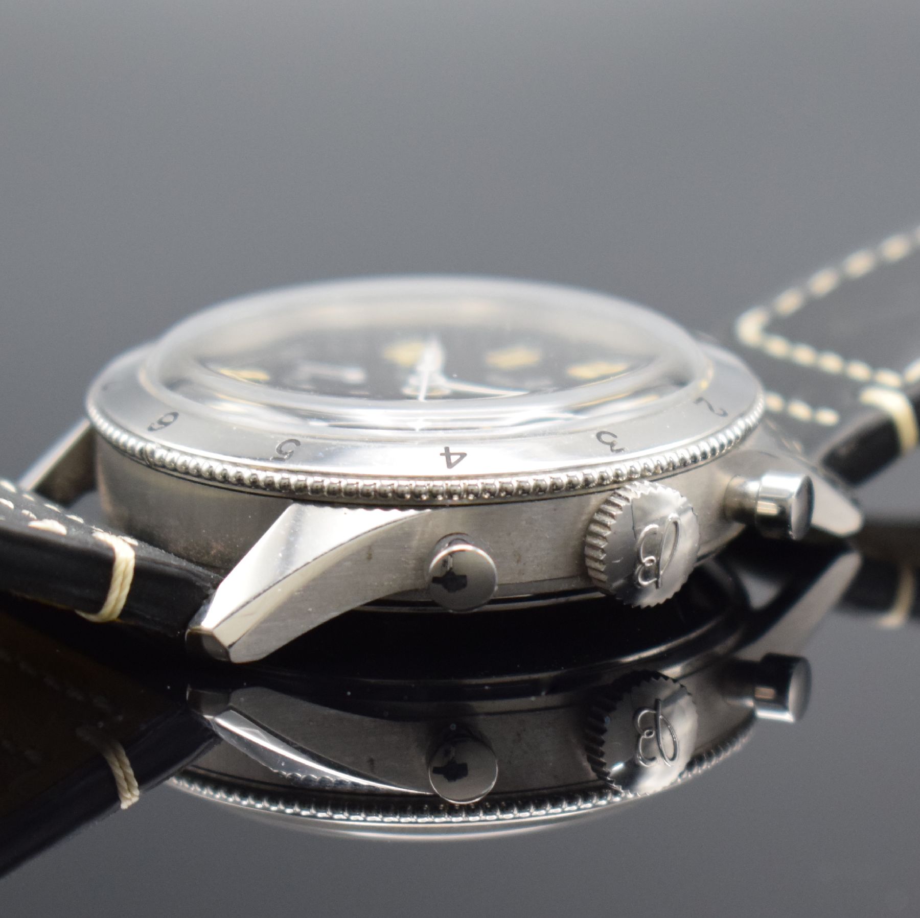 Detail e: BREITLING AVI Schaltradchronograph Referenz 765 1953 Re-Edition, Handaufzug, Schweiz um 2021, auf 1953 Stück limitiertes Sondermodell, Chronometer ...