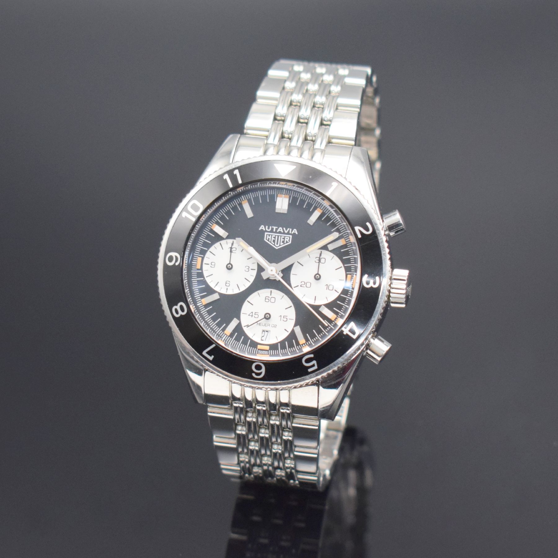 HEUER Autavia Re-Edition Schaltradchronograph Referenz CBE2110, Automatik, Edelstahlgeh. inkl. orig. Gliederband m. Faltschl., beids. vergl., Boden ...