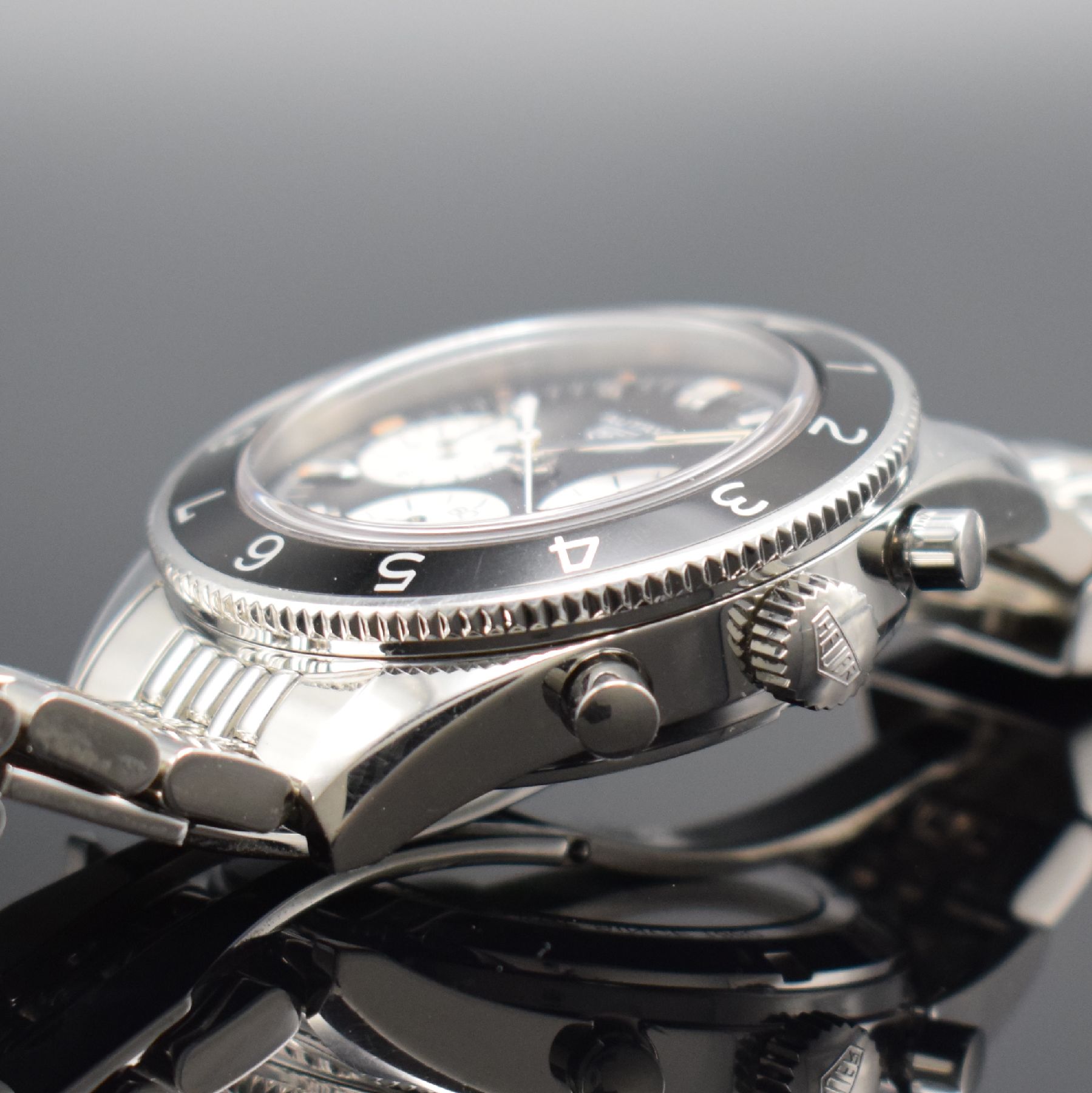 Detail c: HEUER Autavia Re-Edition Schaltradchronograph Referenz CBE2110, Automatik, Edelstahlgeh. inkl. orig. Gliederband m. Faltschl., beids. vergl., Boden ...