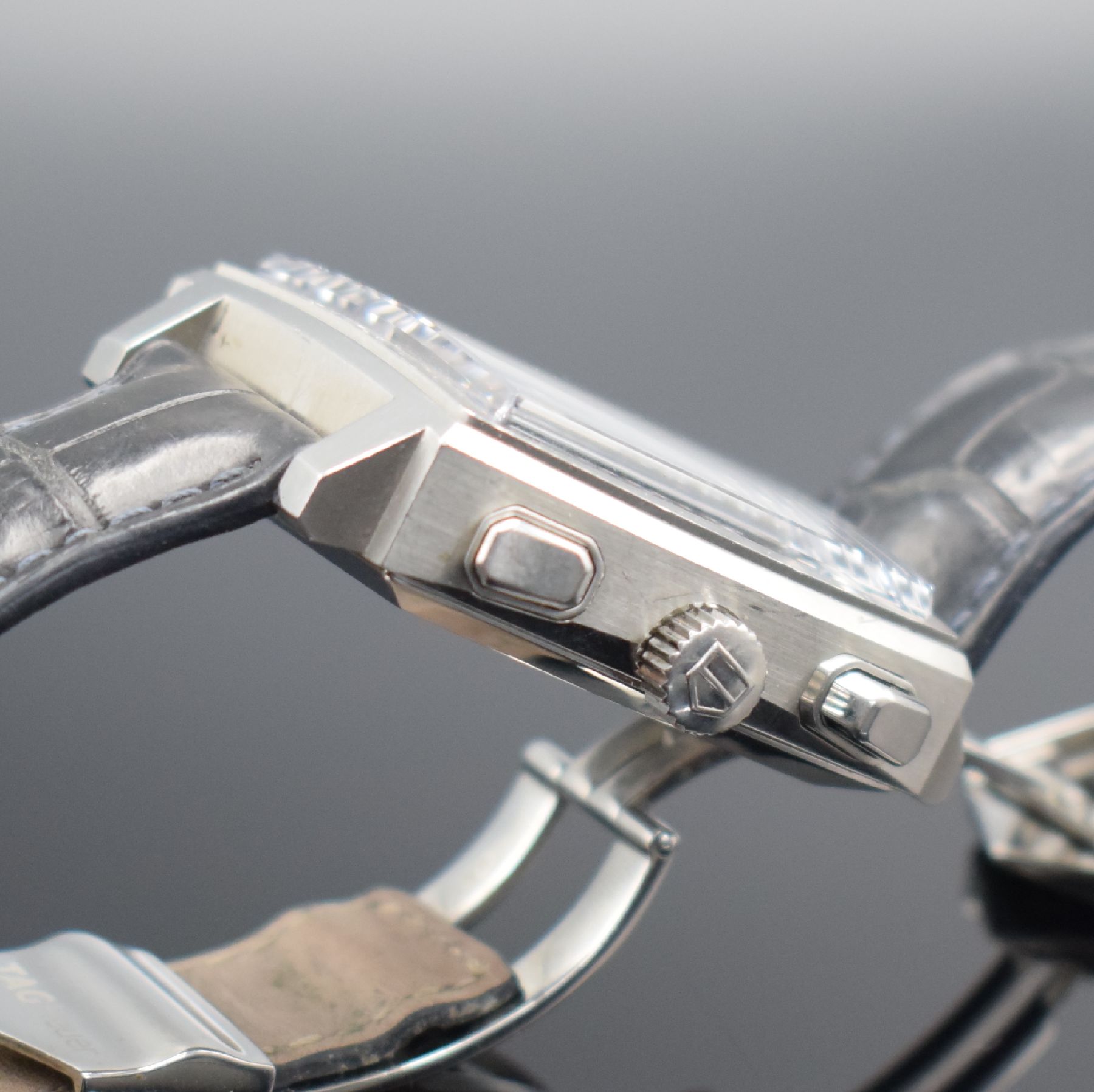 Detail c: TAG HEUER Monaco Herrenarmbanduhr mit Chronograph Ref. CAW2111 in Edelstahl, Schweiz um 2012, Automatik, beids. vergl. Geh., Boden 4-fach verschr., ...