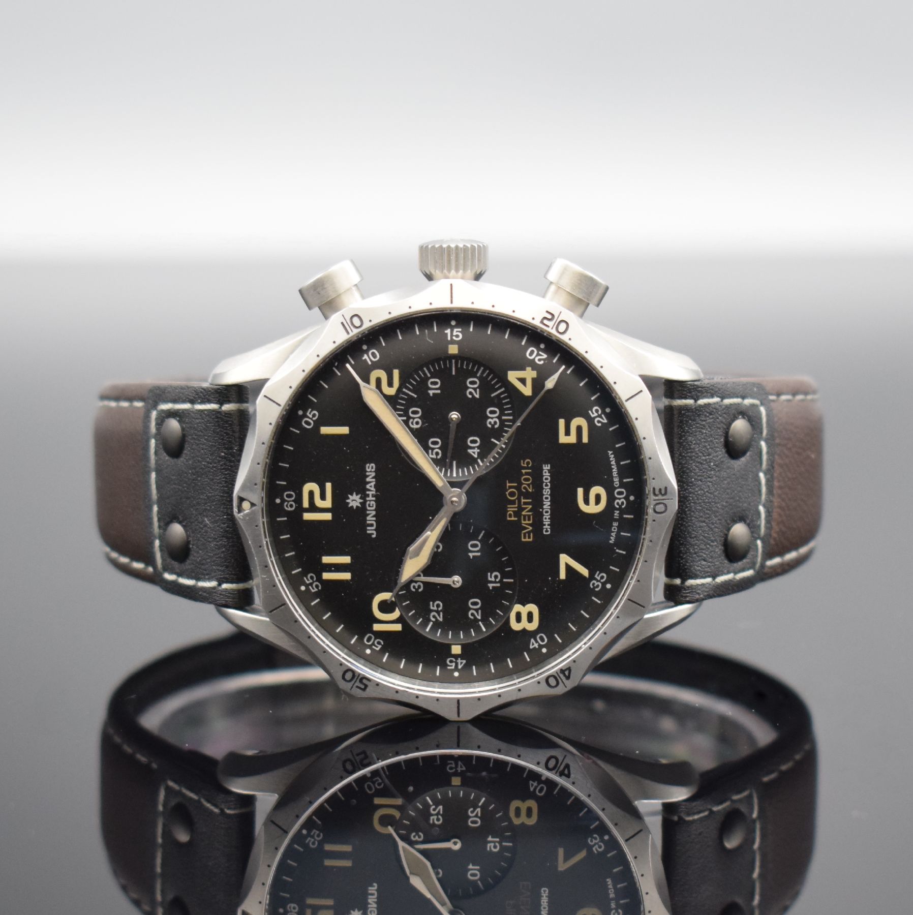 JUNGHANS Pilot Event 2015 Herrenarmbanduhr Chronoscope, Schweiz um 2021, Automatik, Ref. 027/3593.000, massives Gehäuse in Stahl, Boden 7-fach ...
