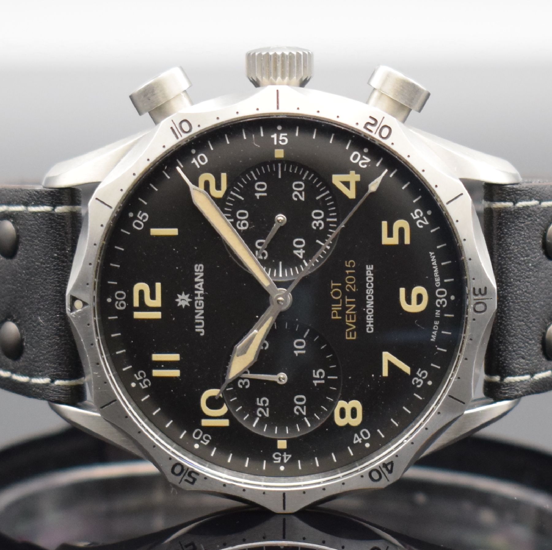 Detail a: JUNGHANS Pilot Event 2015 Herrenarmbanduhr Chronoscope, Schweiz um 2021, Automatik, Ref. 027/3593.000, massives Gehäuse in Stahl, Boden 7-fach ...
